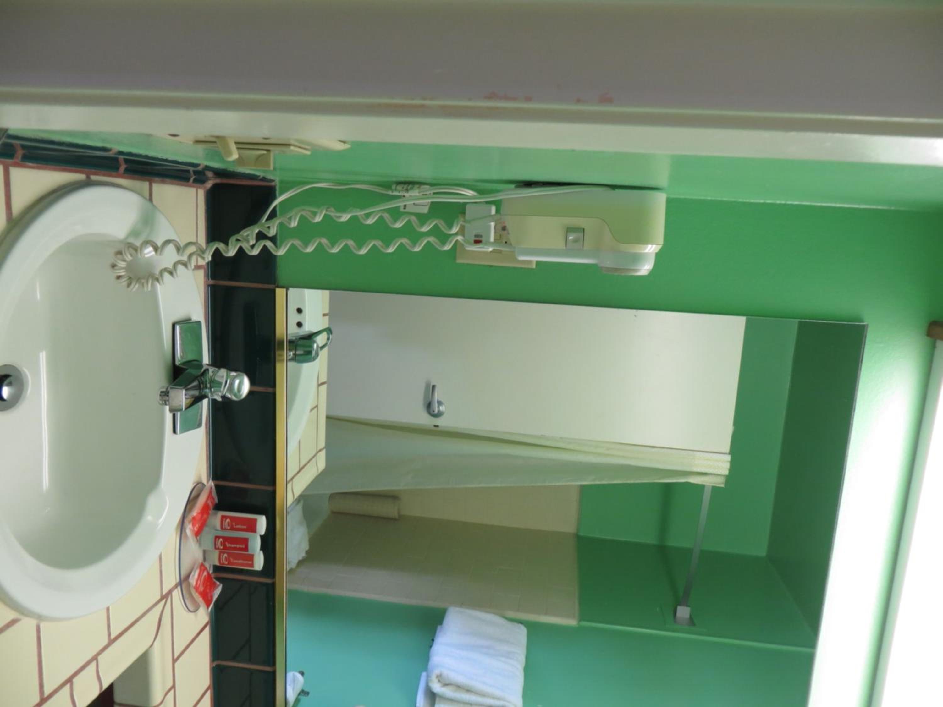 Standard Queen Room with Two Queen Beds - Non-Smoking - Photo 5