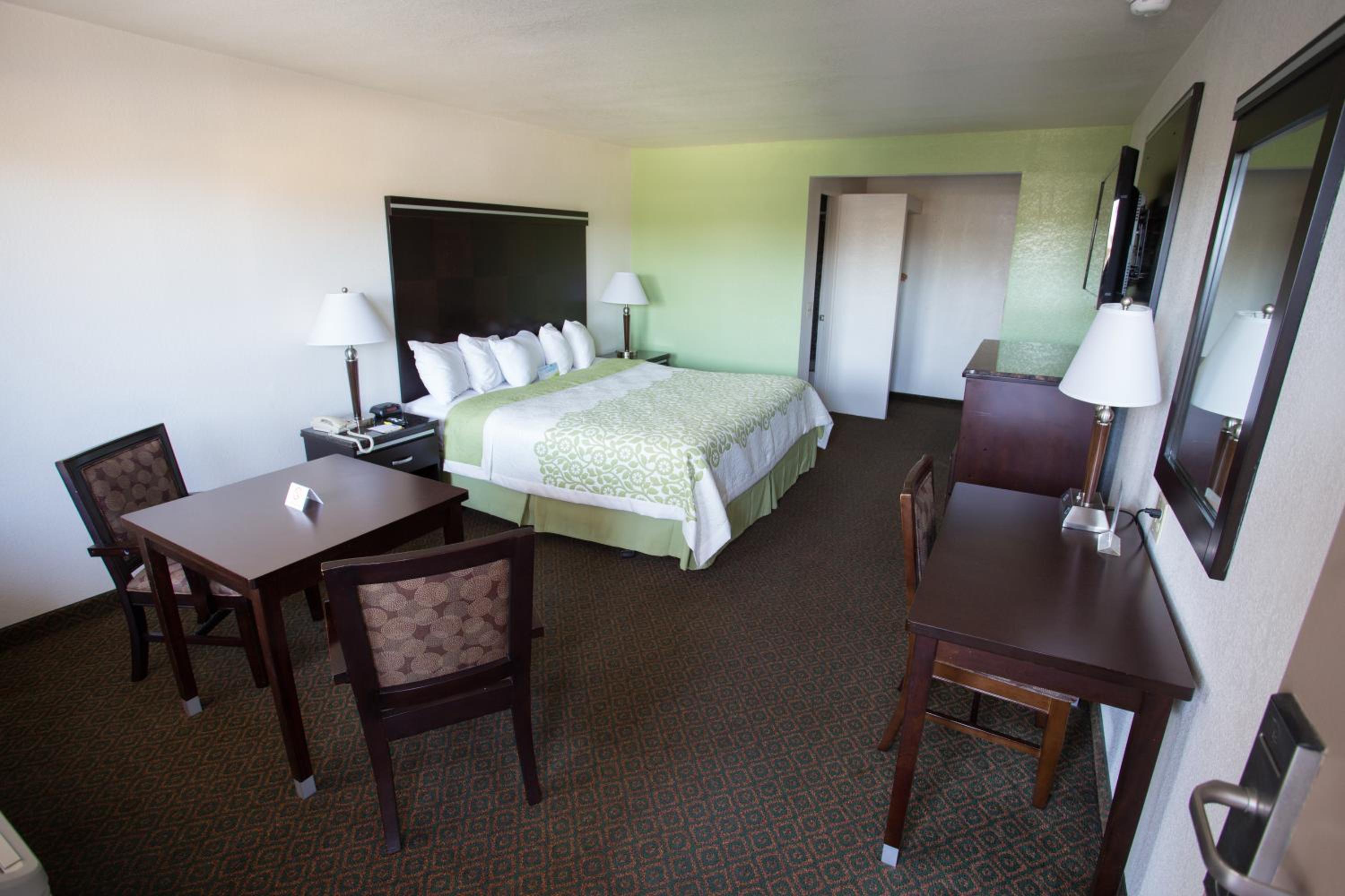 King Room - Non-Smoking - Photo 4