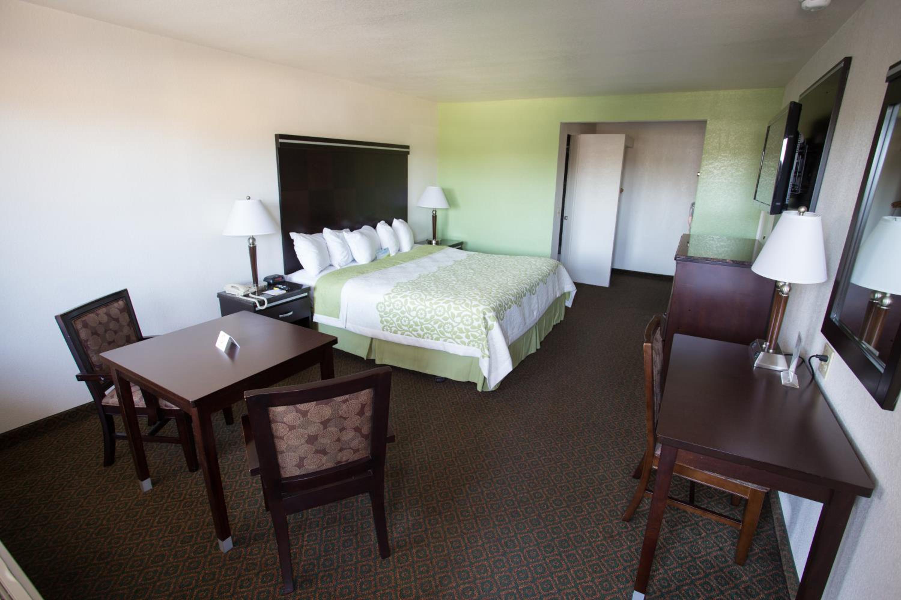 King Room - Non-Smoking - Photo 1