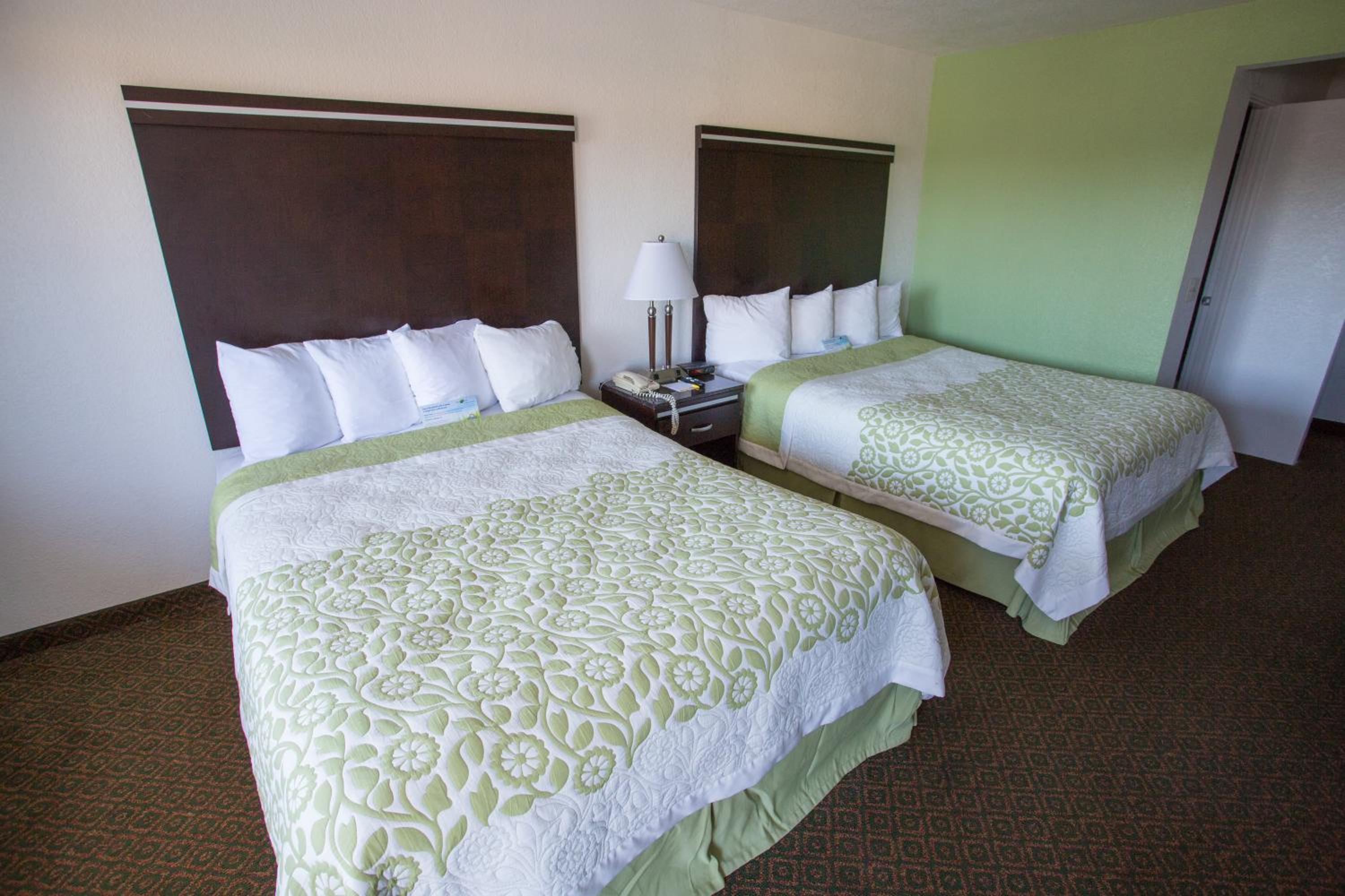 Queen Room with Two Queen Beds - Non-Smoking - Photo 1