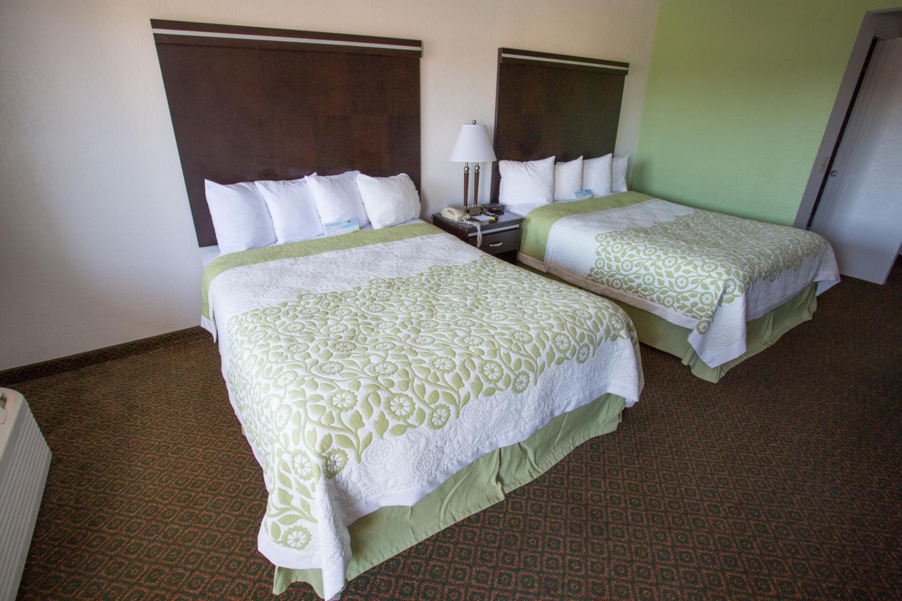 Queen Room with Two Queen Beds - Non-Smoking - Photo 2