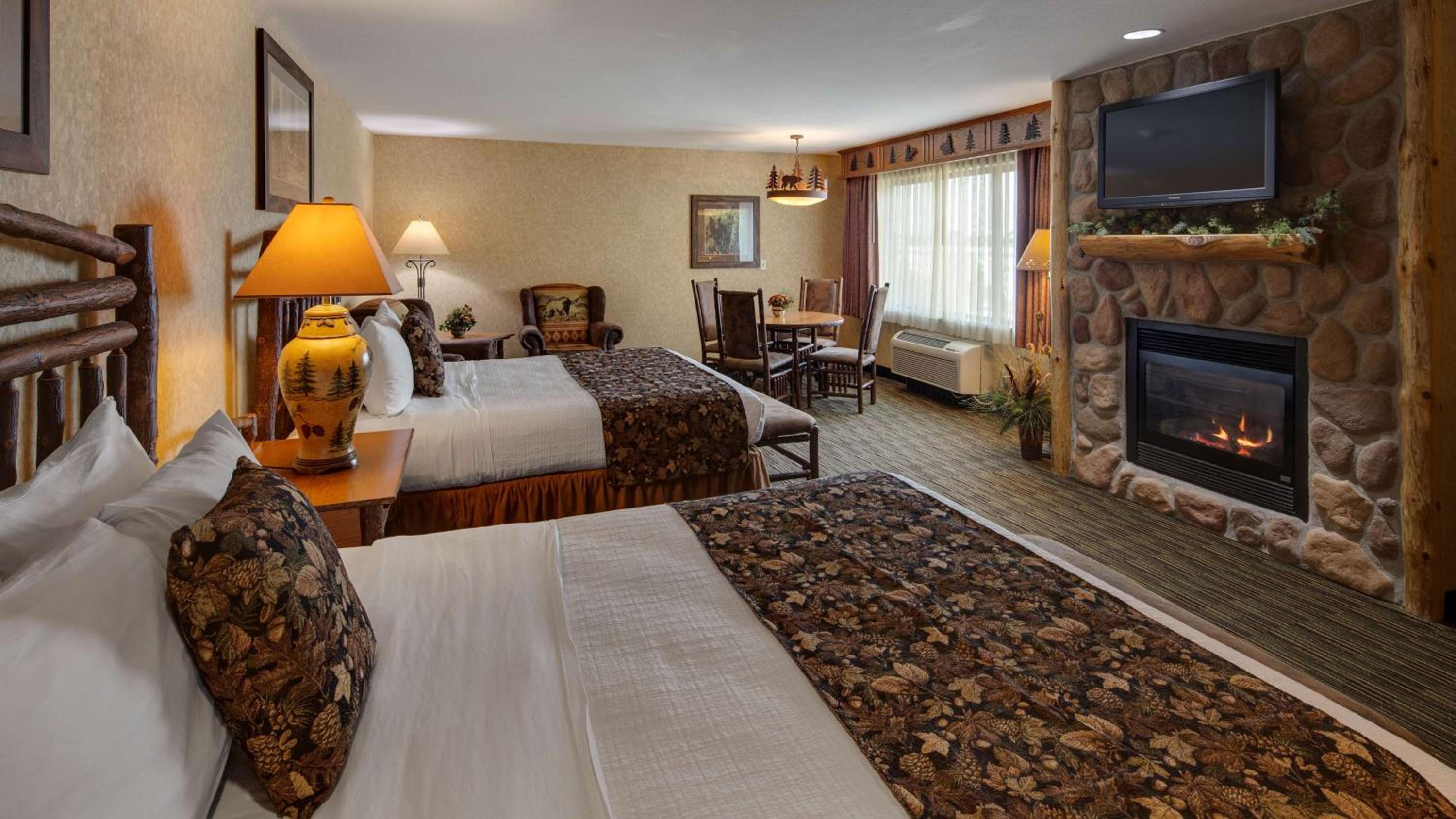 Queen Suite with Two Queen Beds - Non-Smoking - Photo 1