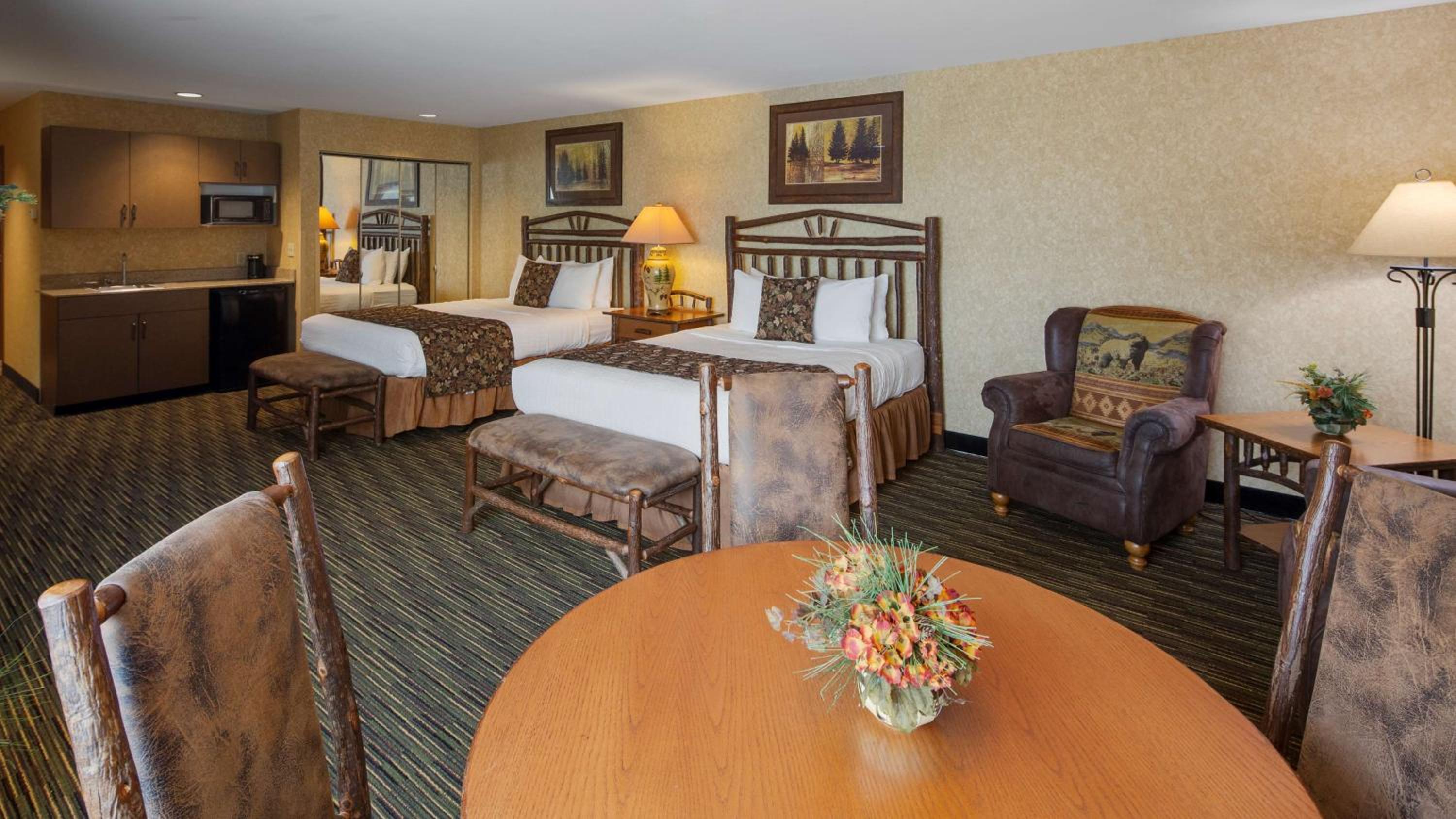 Queen Suite with Two Queen Beds - Non-Smoking - Photo 2