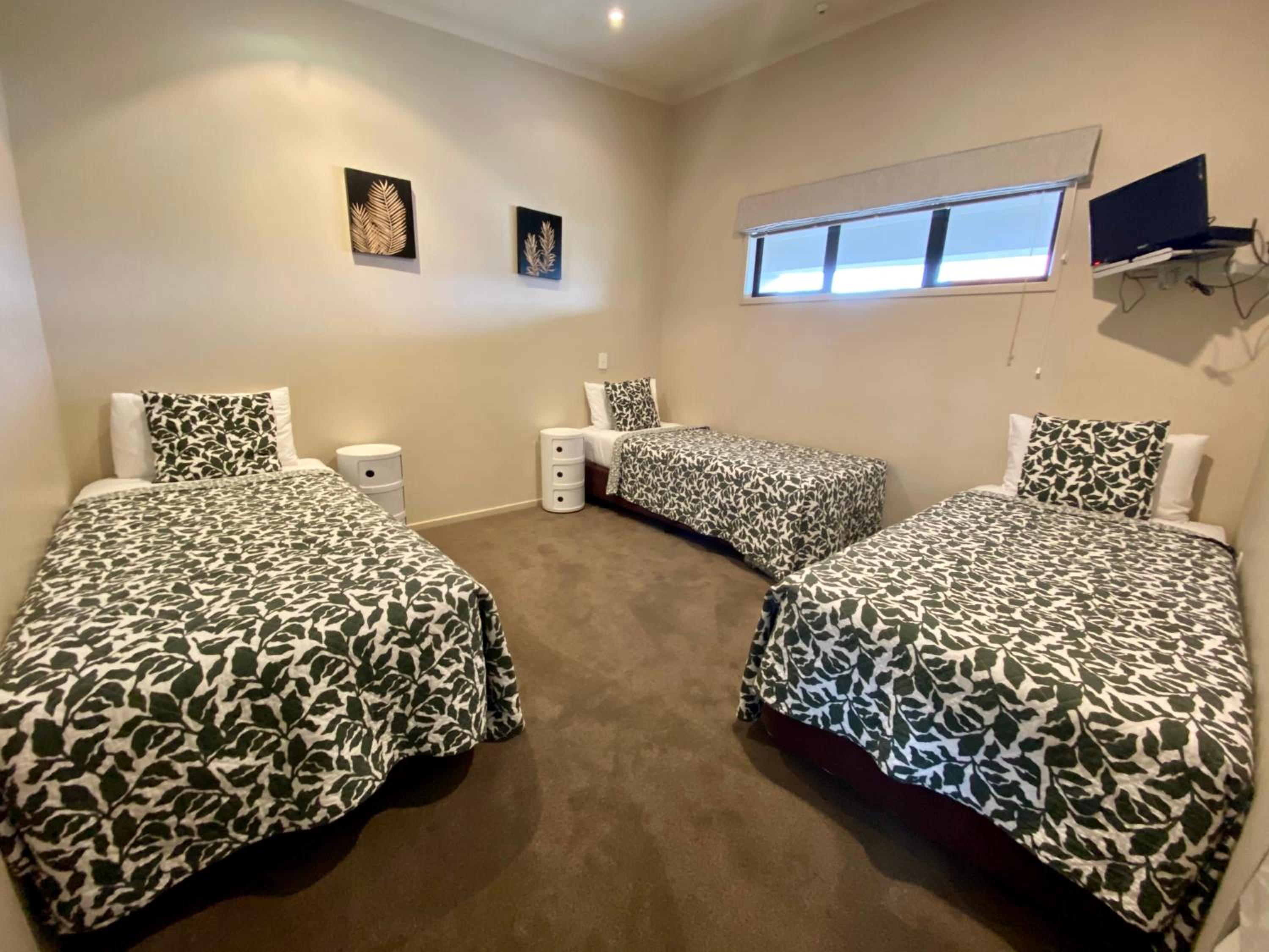 Deluxe Family Suite - Photo 18