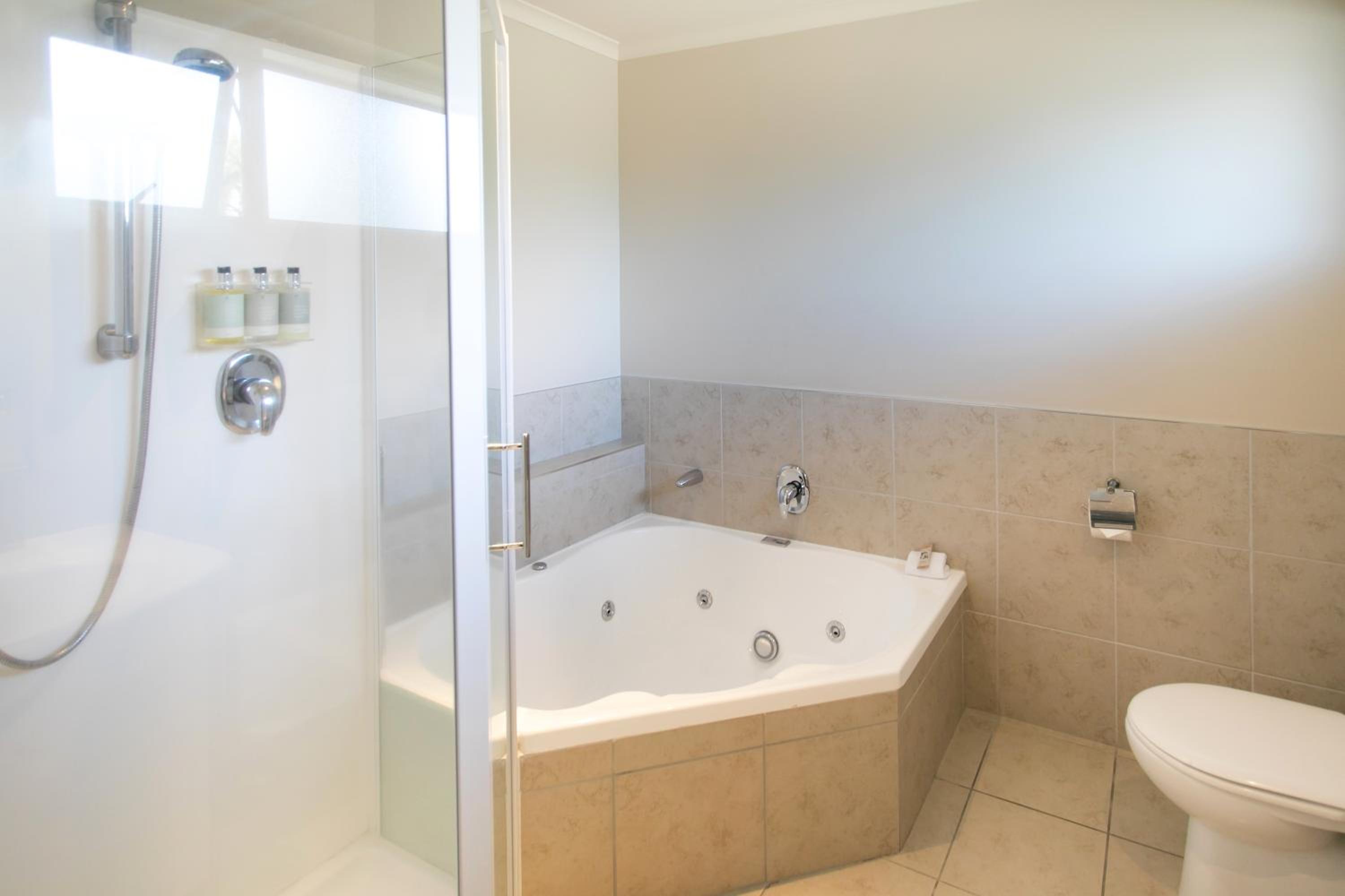 King Studio with Private Spa Bath - Photo 15