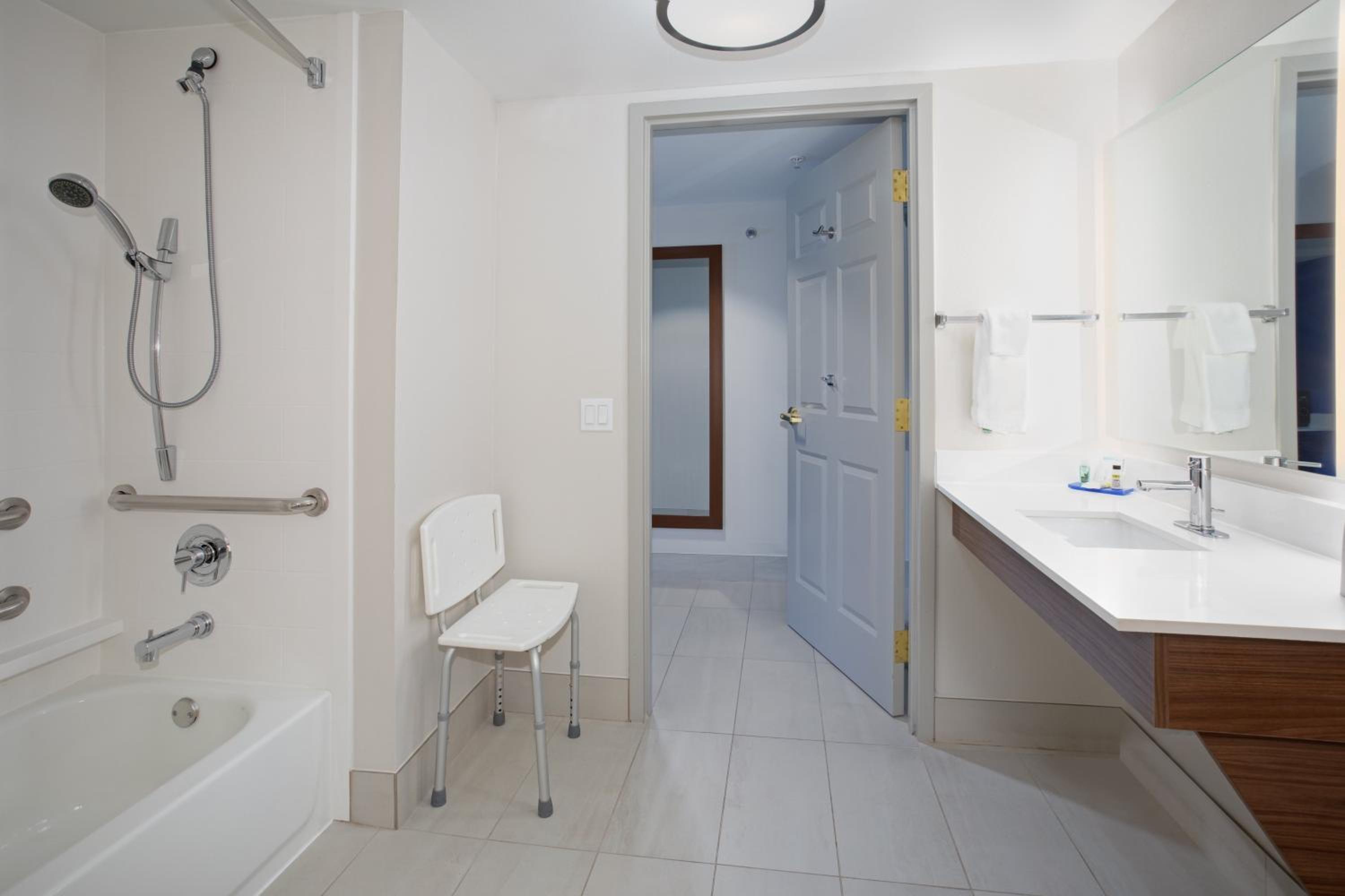 King Room - Mobility Access/Hearing Accessible - Photo 4