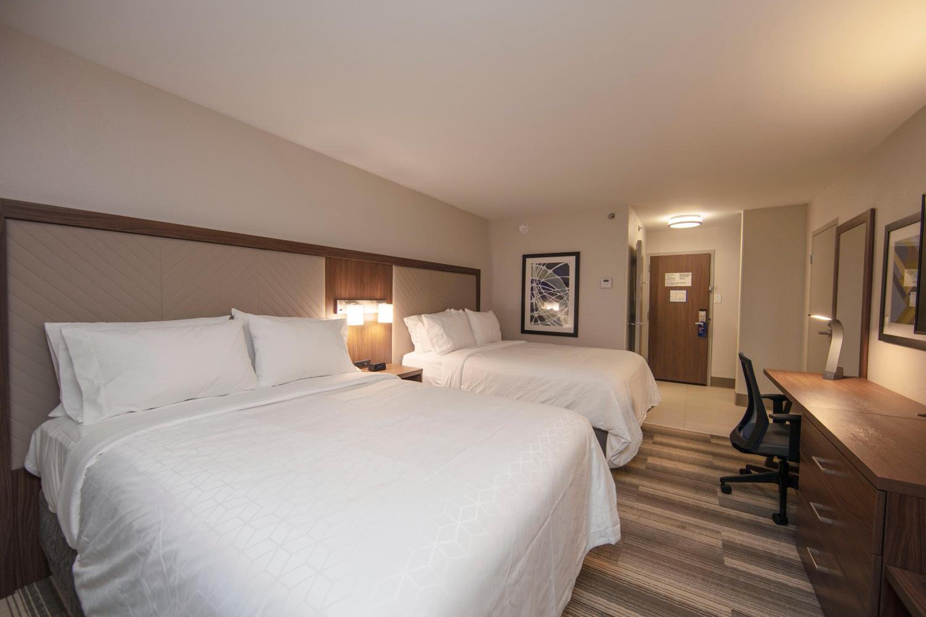 Standard Queen Room with Two Queen Beds - Photo 2