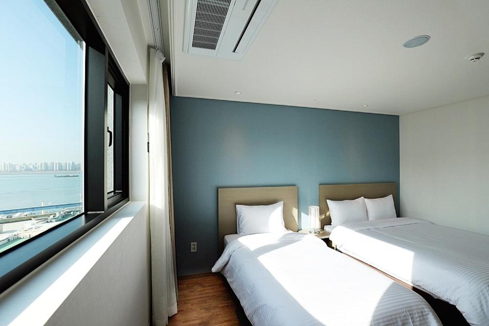 Deluxe Twin Room with Sea View photo 2