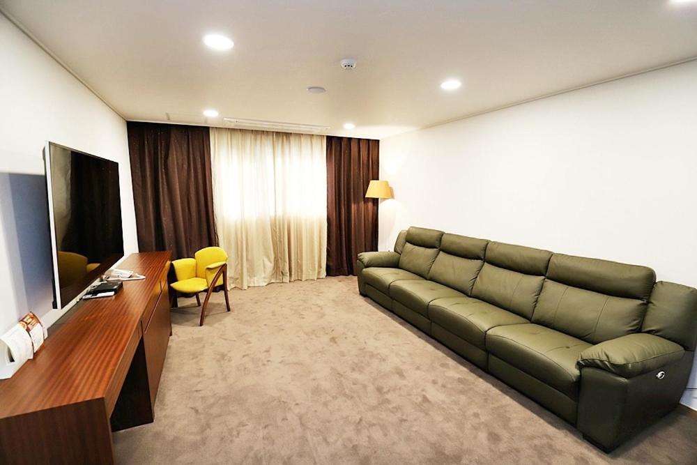 King Suite with Ocean View photo 3