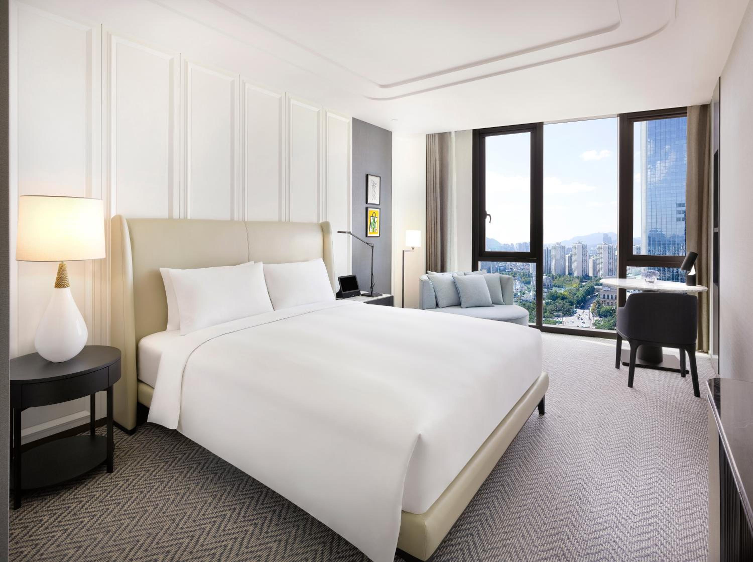 Luxury Lake Room with 1 King Size Bed, Lake View - Photo 4