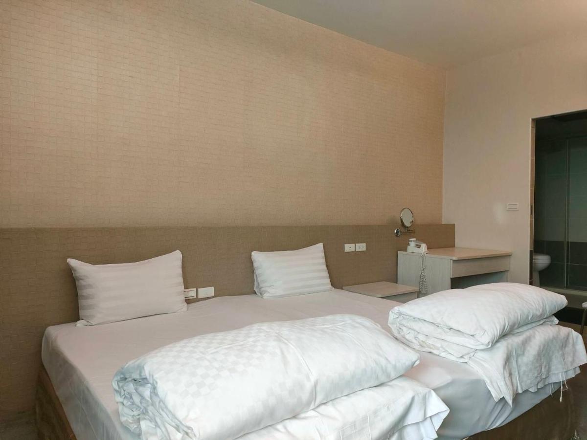 Queen Room photo 2