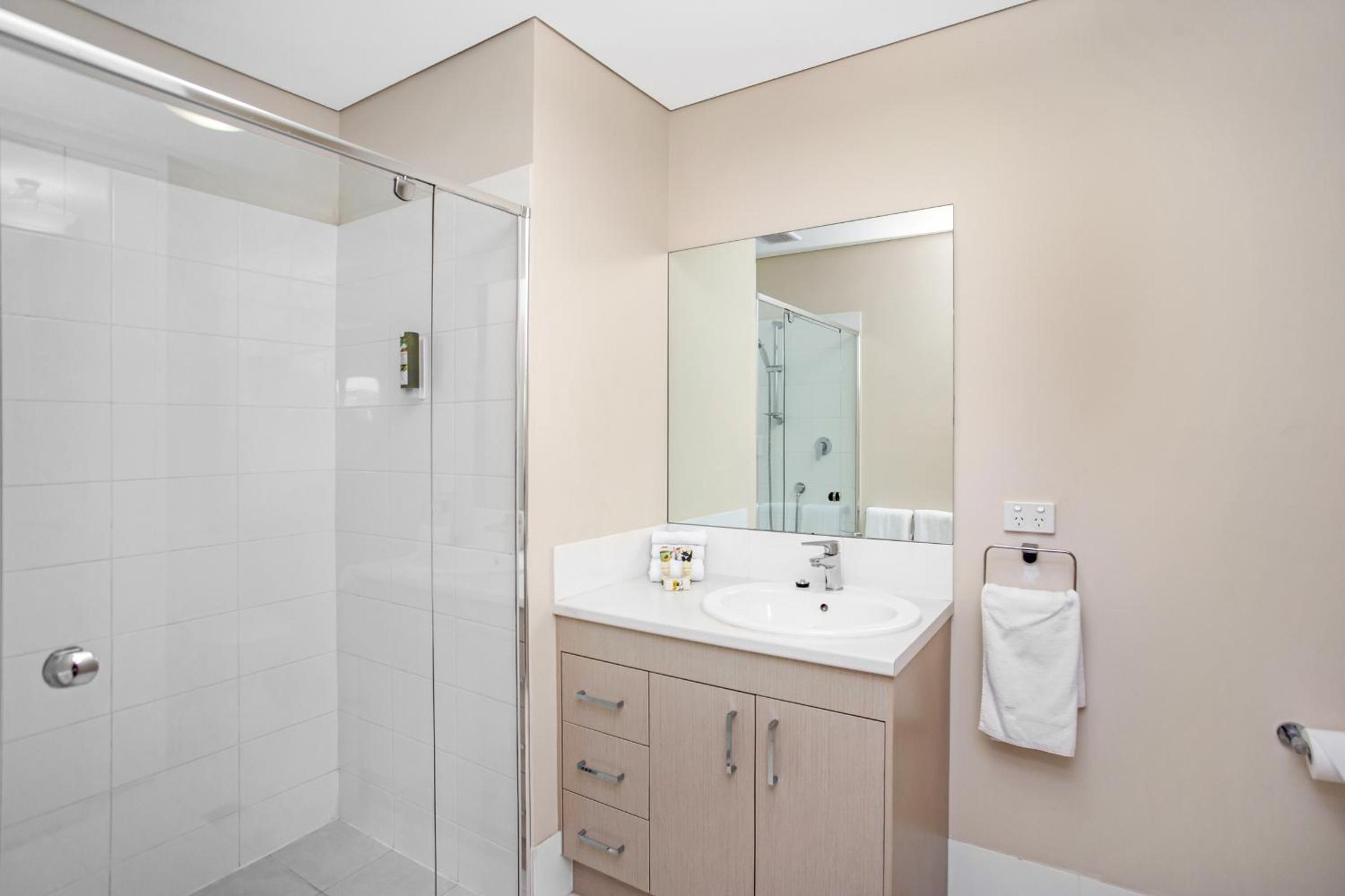 Standard Two-Bedroom Apartment (1 Queen and 2 Single Beds) photo 2