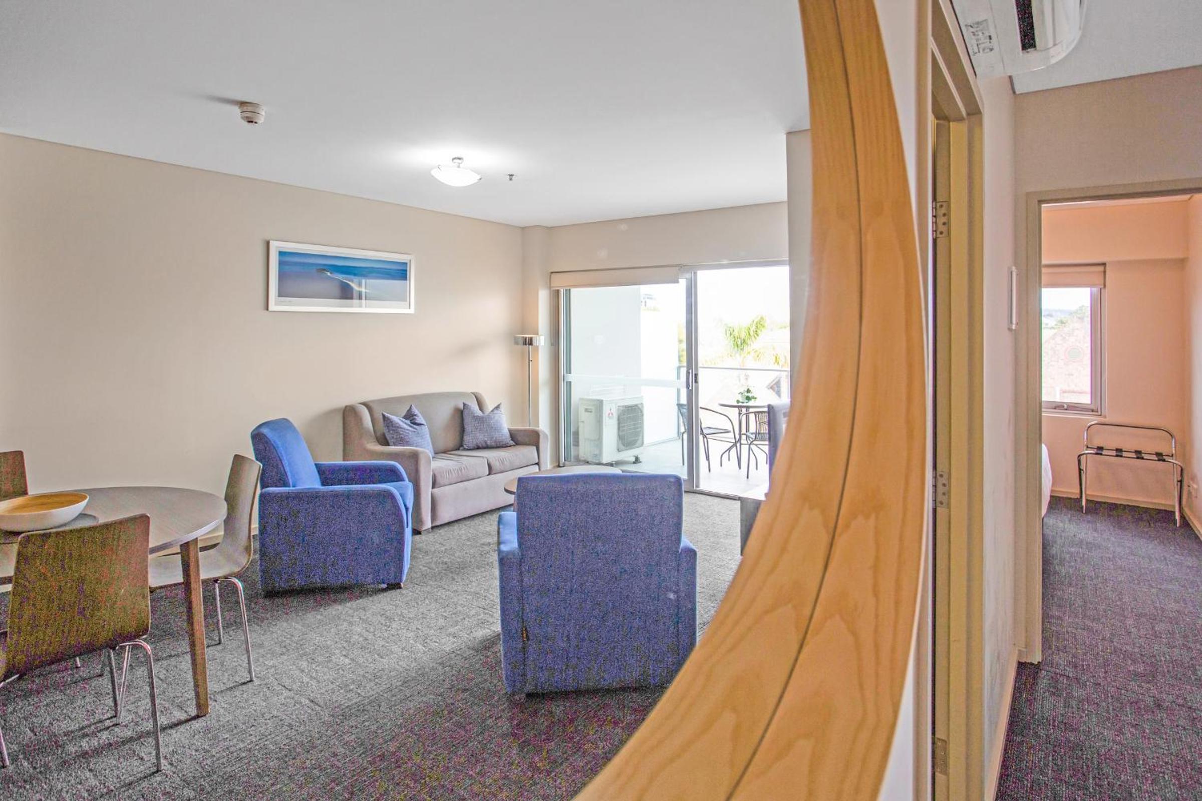 Deluxe Two Bedroom Apartment (1 Queen and 2 Single Beds) photo 2