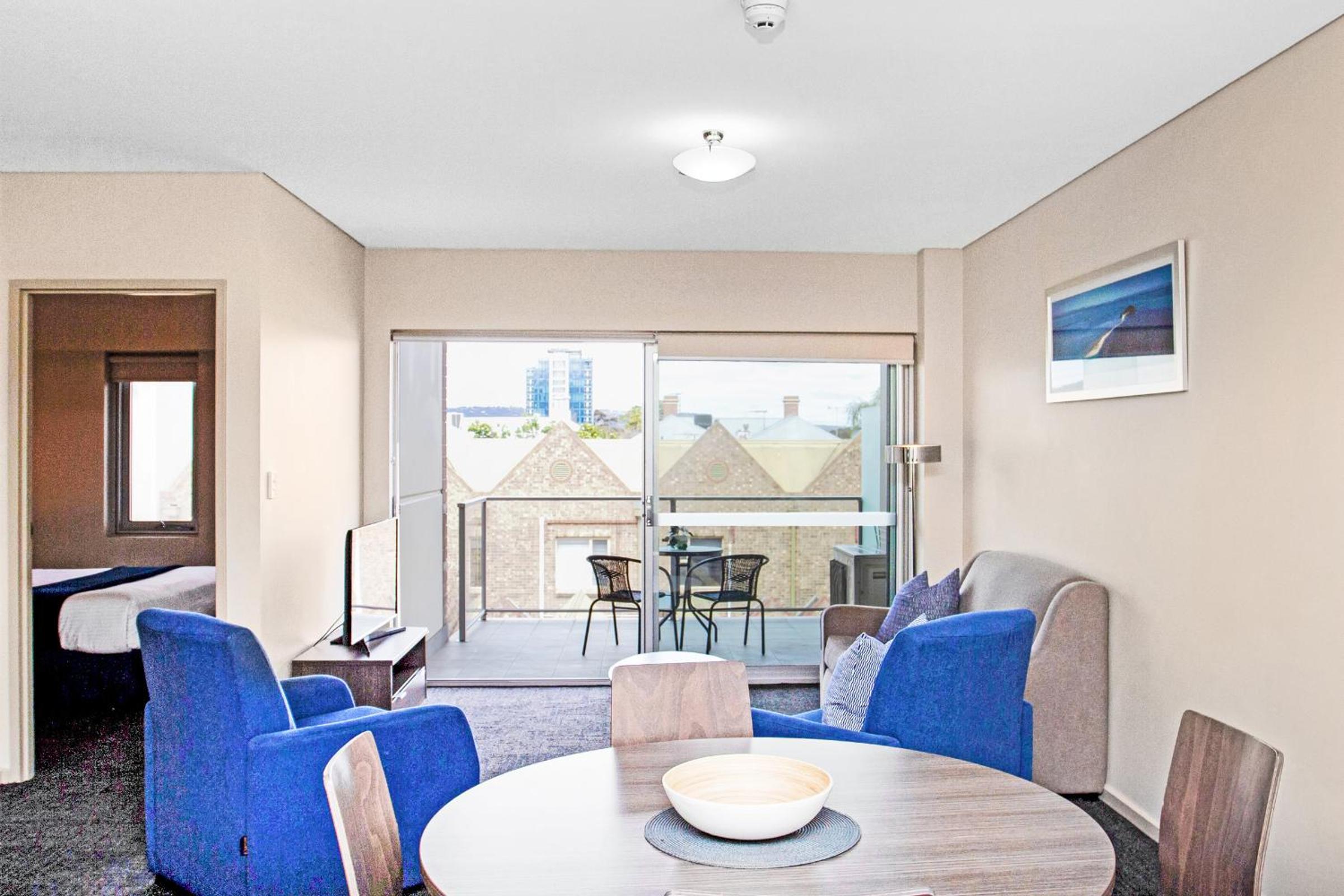 Deluxe Two Bedroom Apartment (1 Queen and 2 Single Beds) photo 3