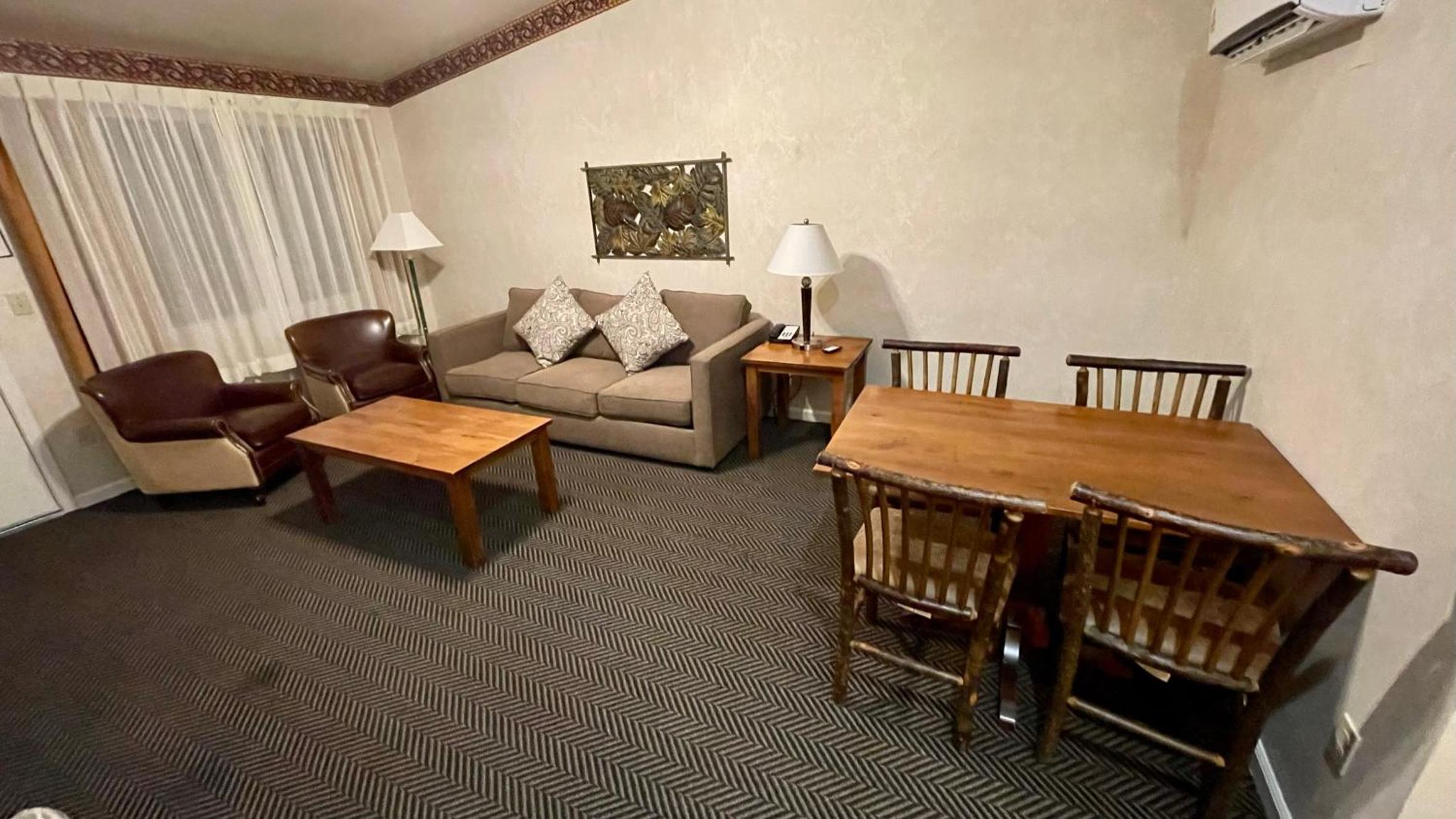 Family Room with Mountain View photo 1