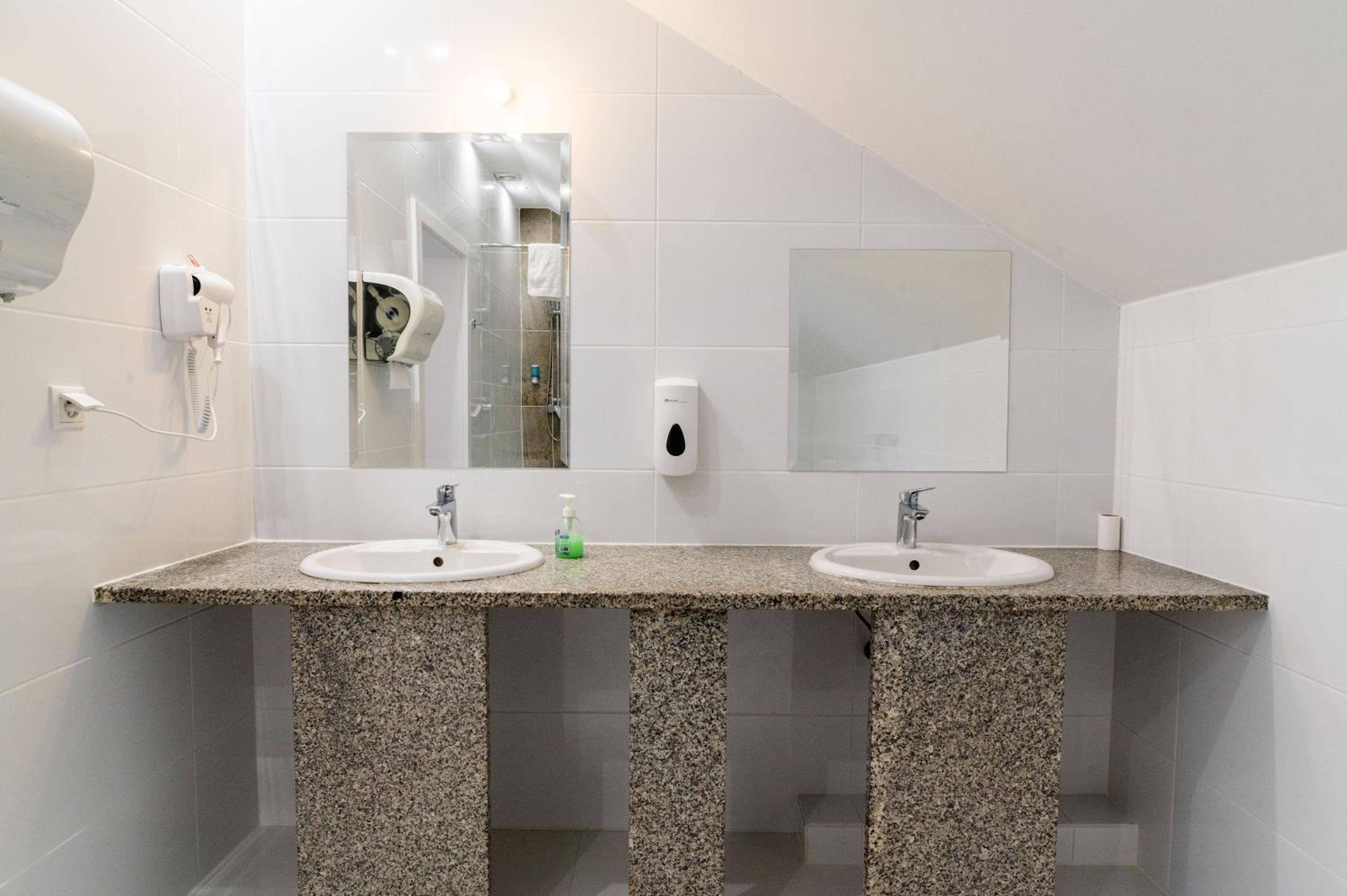Comfort Triple Room with Shower - Photo 6