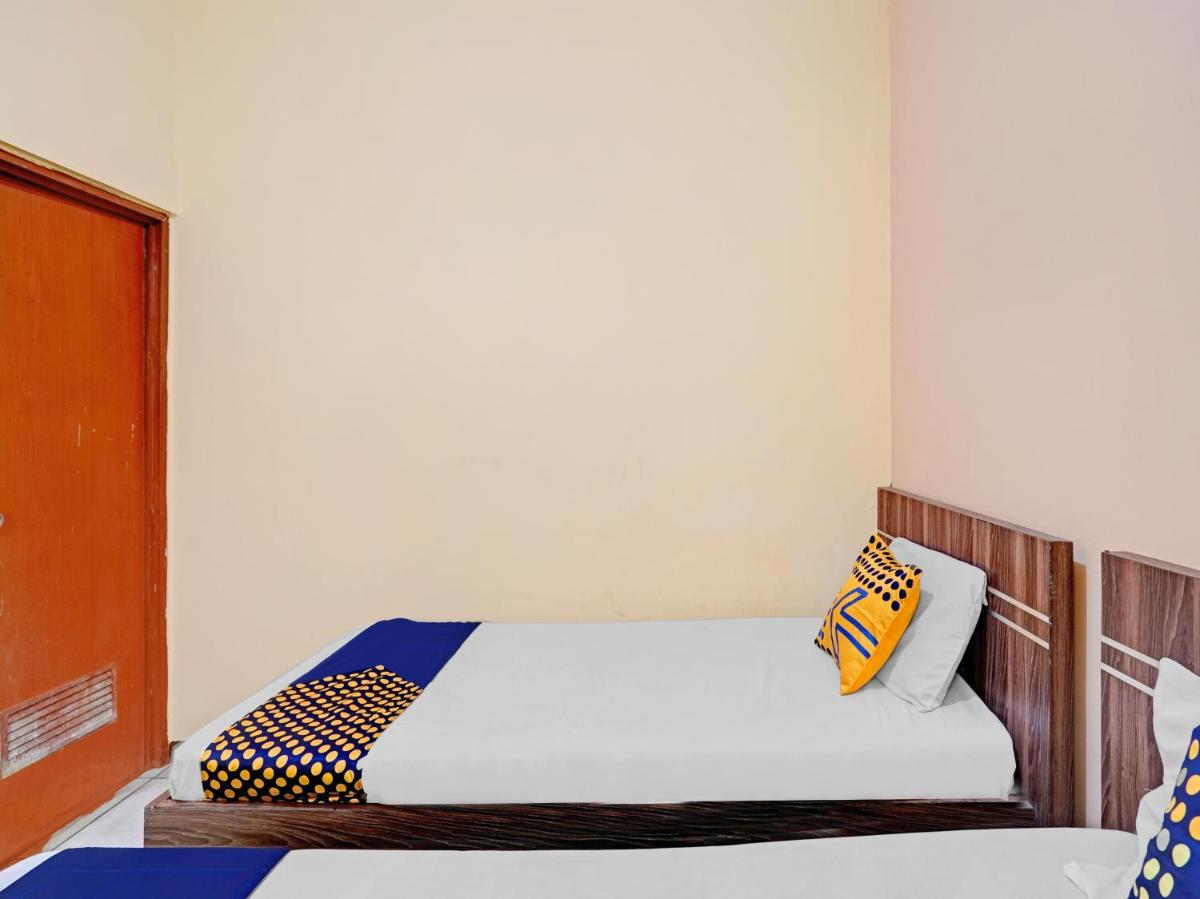 Economy Twin Room photo 2
