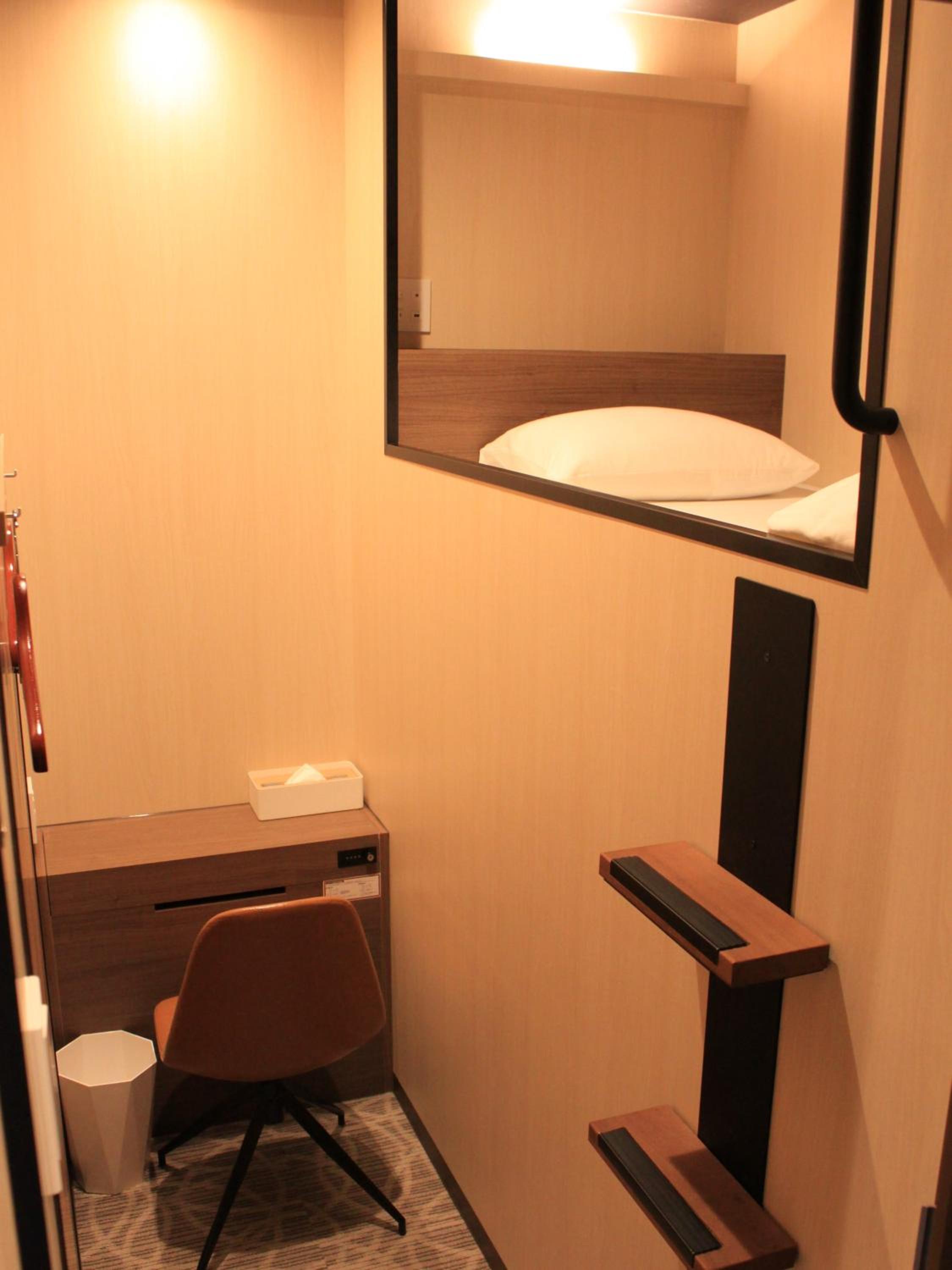 Male Capsule Room with 1 Upper Bunk Bed - Non Smoking