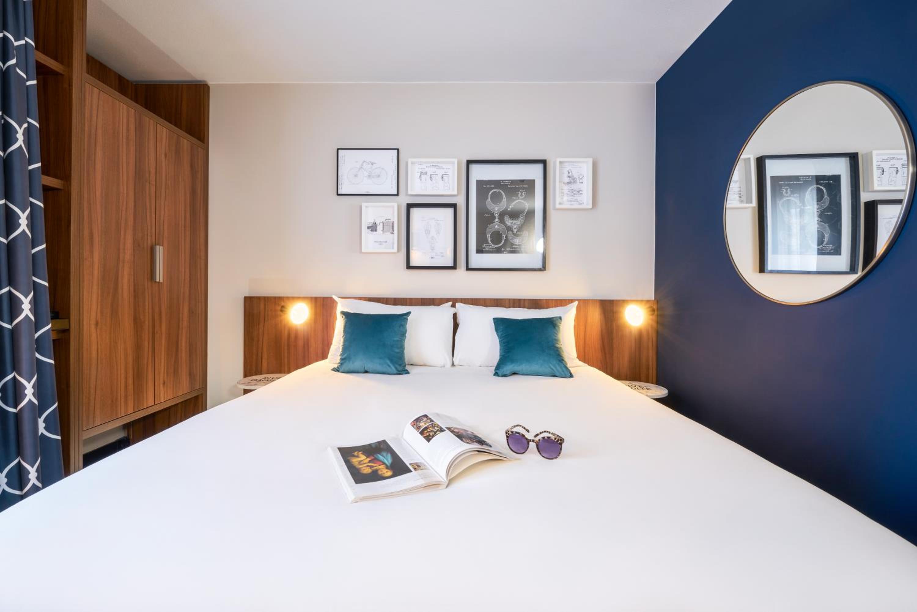 JUNIOR Suite, EIFFEL TOWER View, One DBL KING-SIZ E Bed AND Sofa Bed FOR Two PPL photo 3