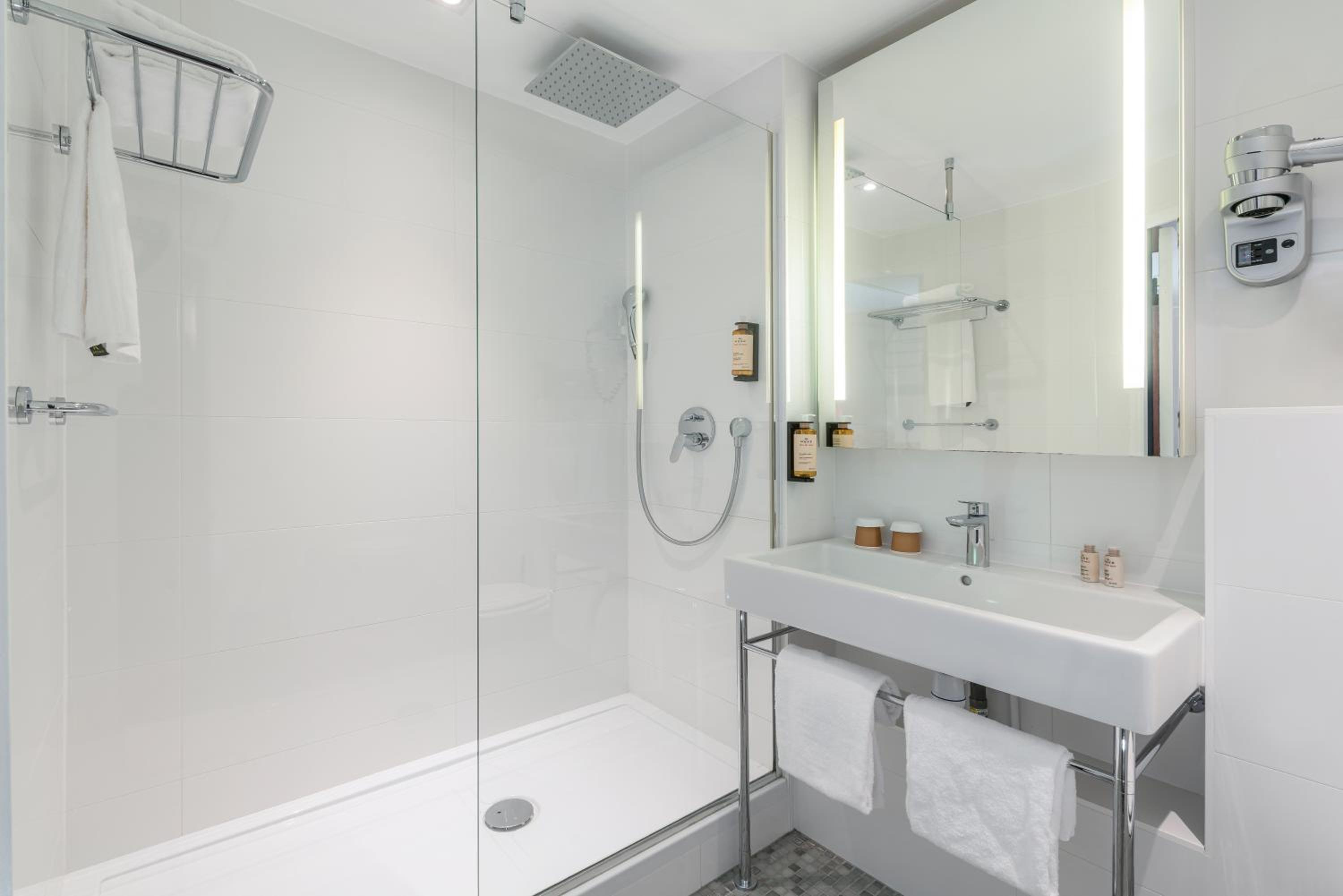 JUNIOR Suite, EIFFEL TOWER View, One DBL KING-SIZ E Bed AND Sofa Bed FOR Two PPL photo 2