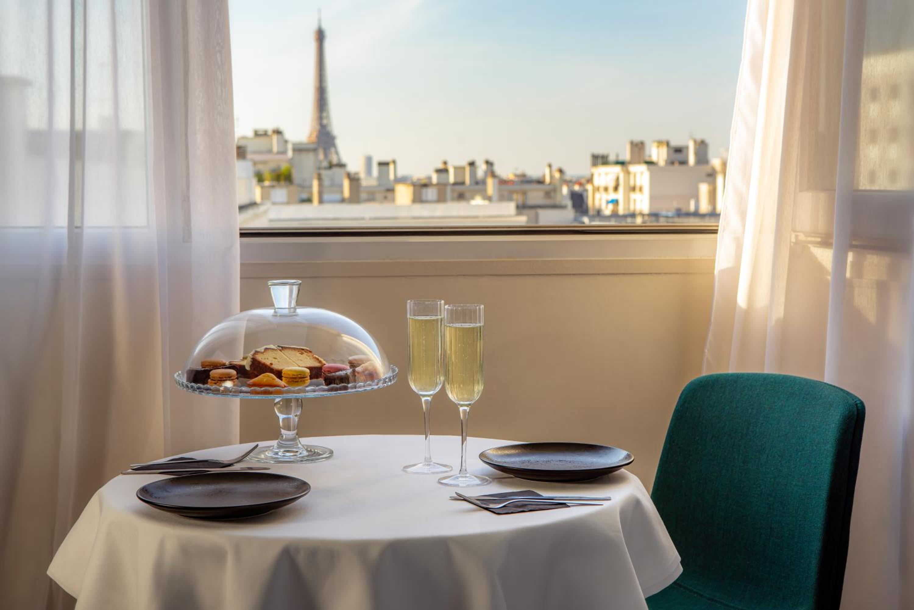JUNIOR Suite, EIFFEL TOWER View, One DBL KING-SIZ E Bed AND Sofa Bed FOR Two PPL