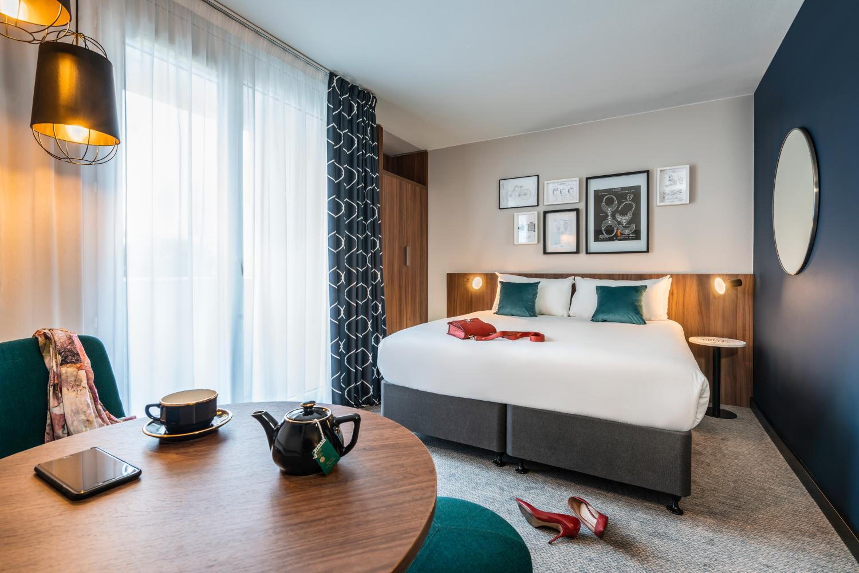 JUNIOR Suite, EIFFEL TOWER View, One DBL KING-SIZ E Bed AND Sofa Bed FOR Two PPL photo 2