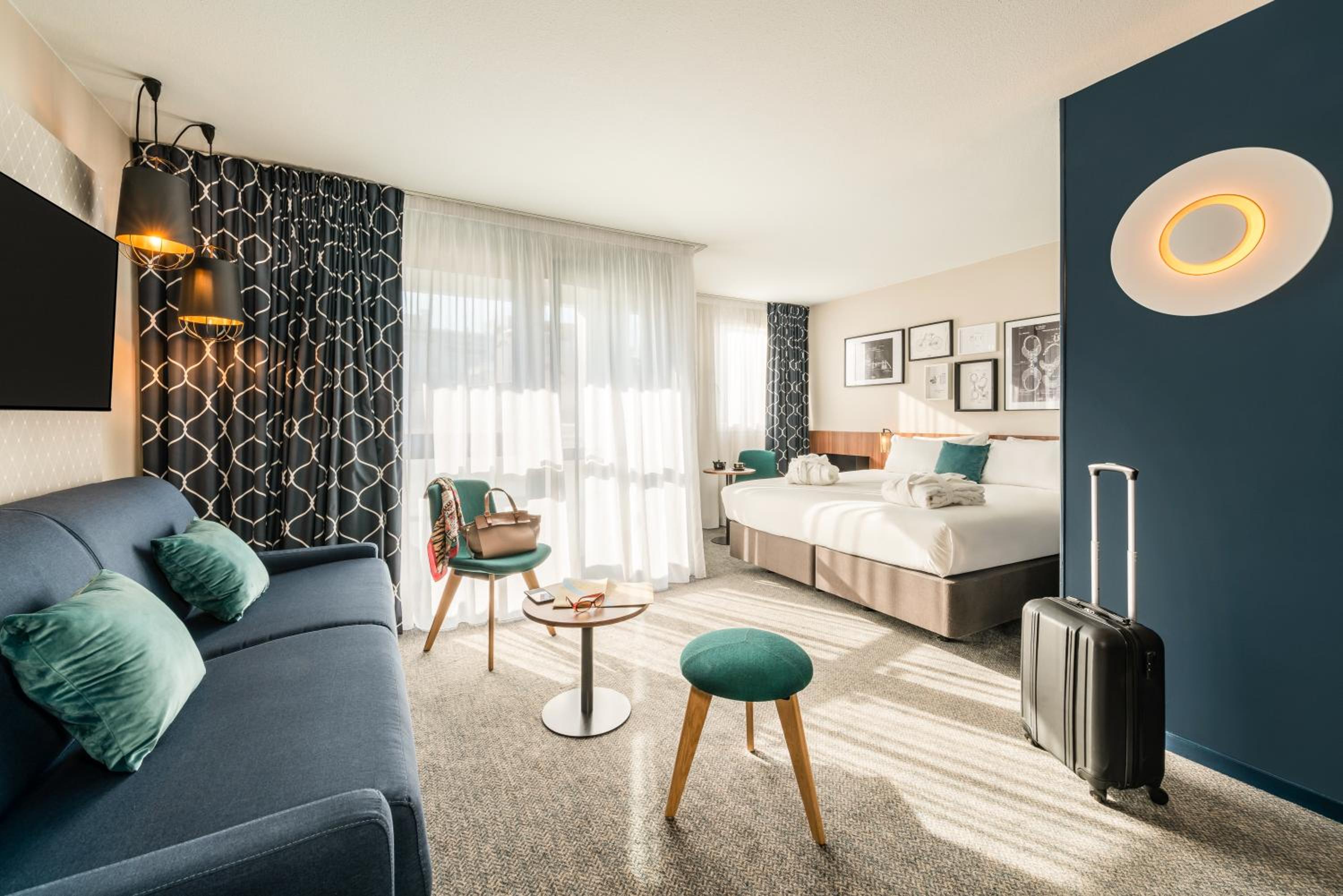 JUNIOR Suite, EIFFEL TOWER View, One DBL KING-SIZ E Bed AND Sofa Bed FOR Two PPL photo 1