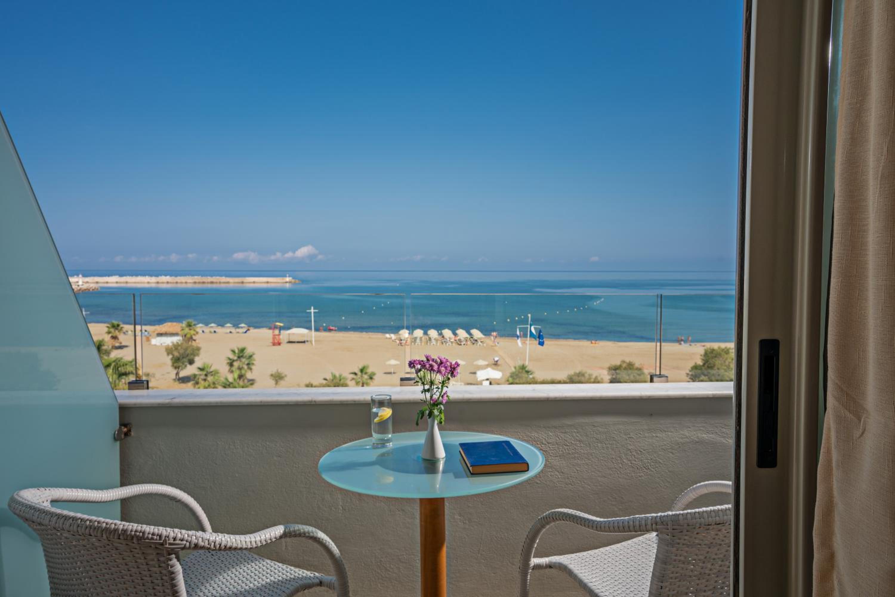 Double Room with Sea View - Photo 2