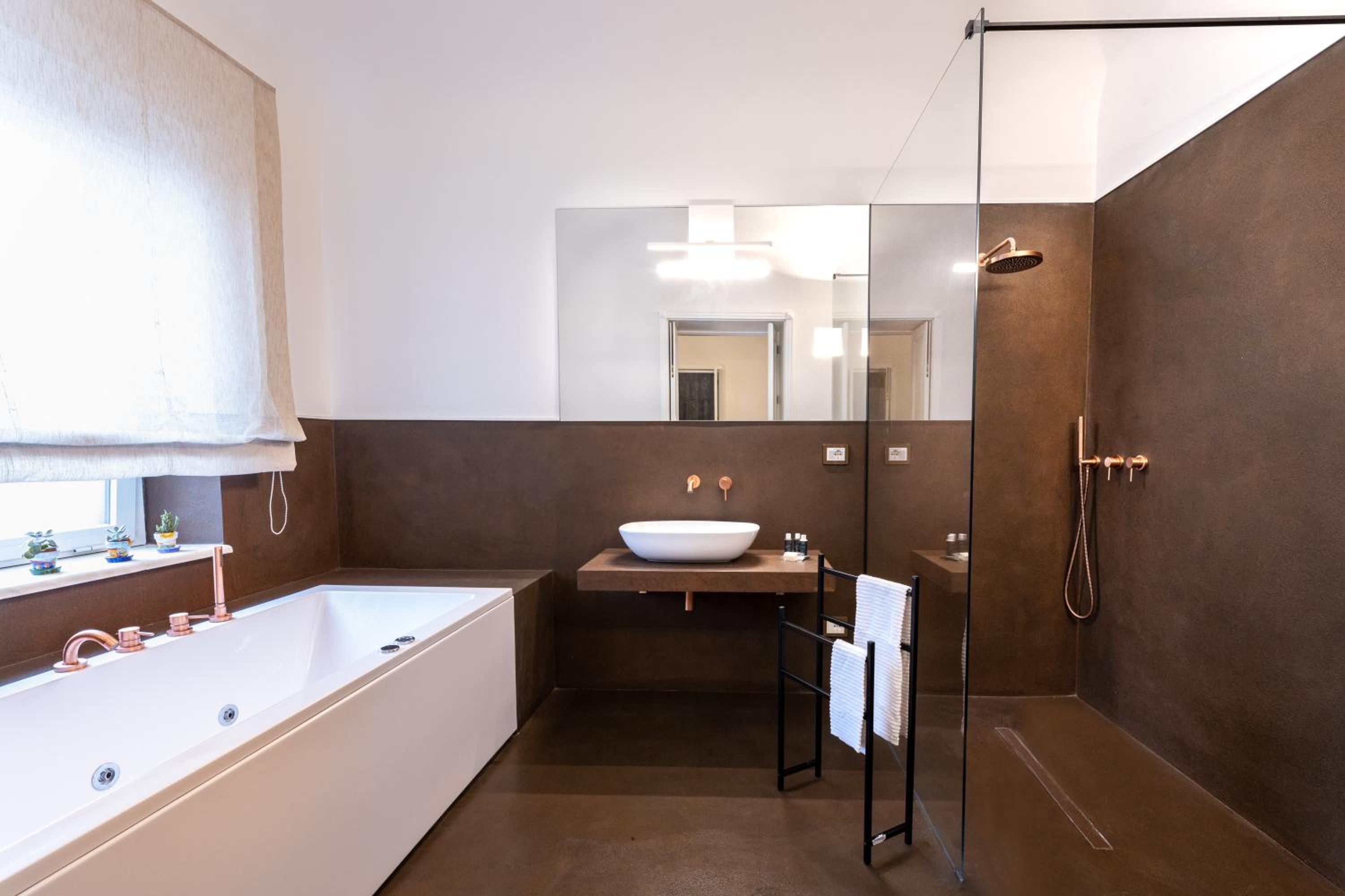 Deluxe Suite with Spa Bath photo 3