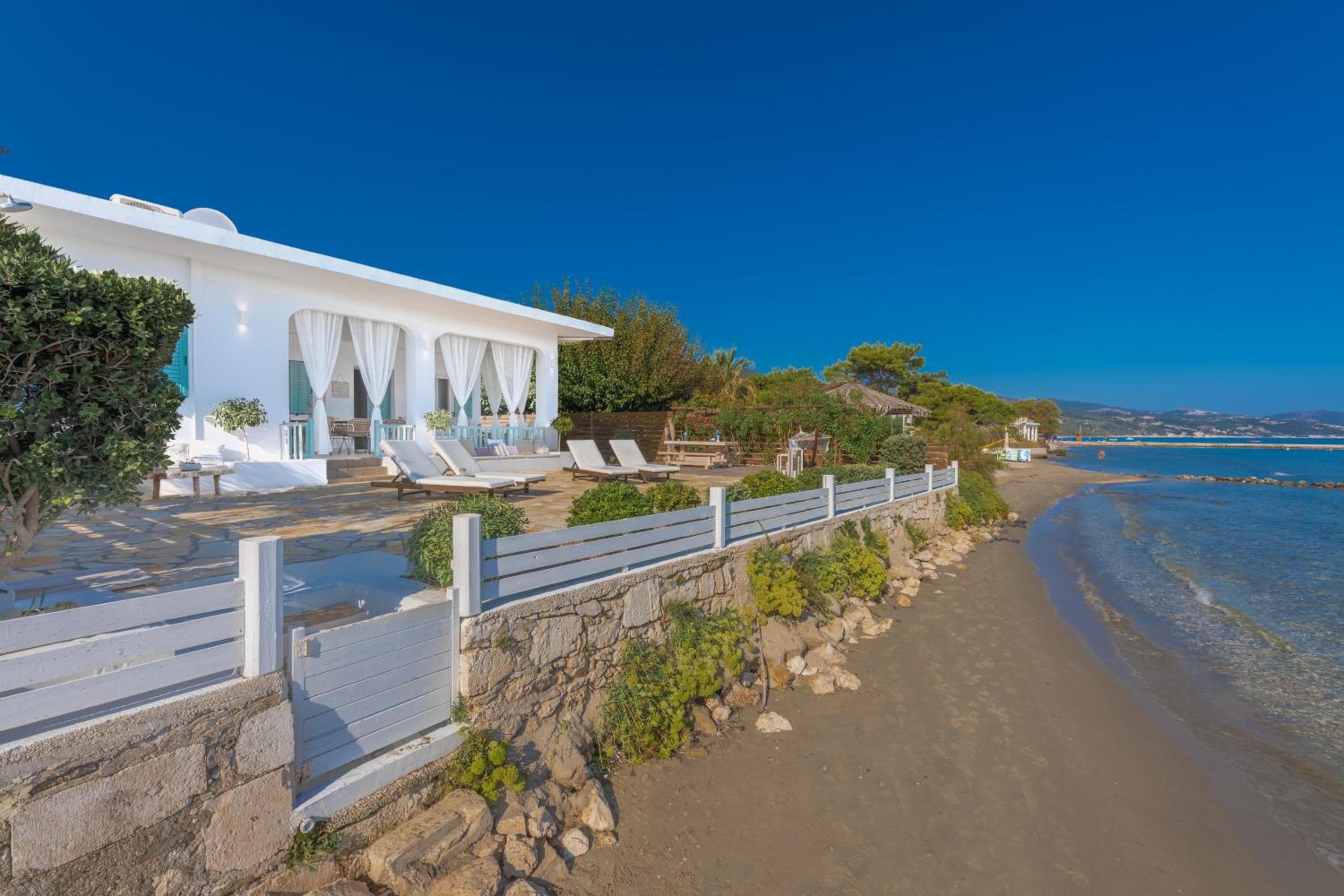 Villa - Beach Front photo 2