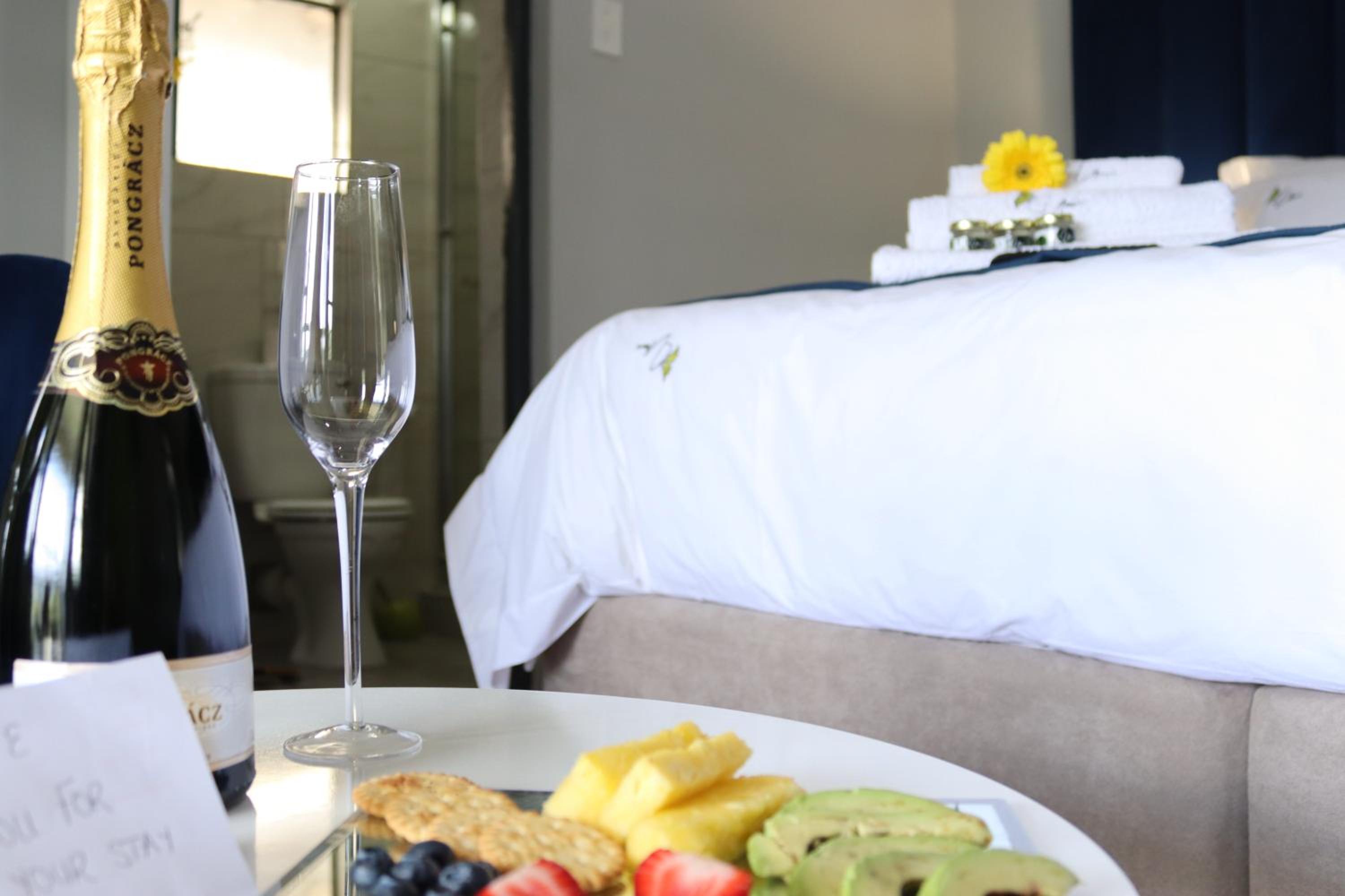 Deluxe King Suite - Photo 6