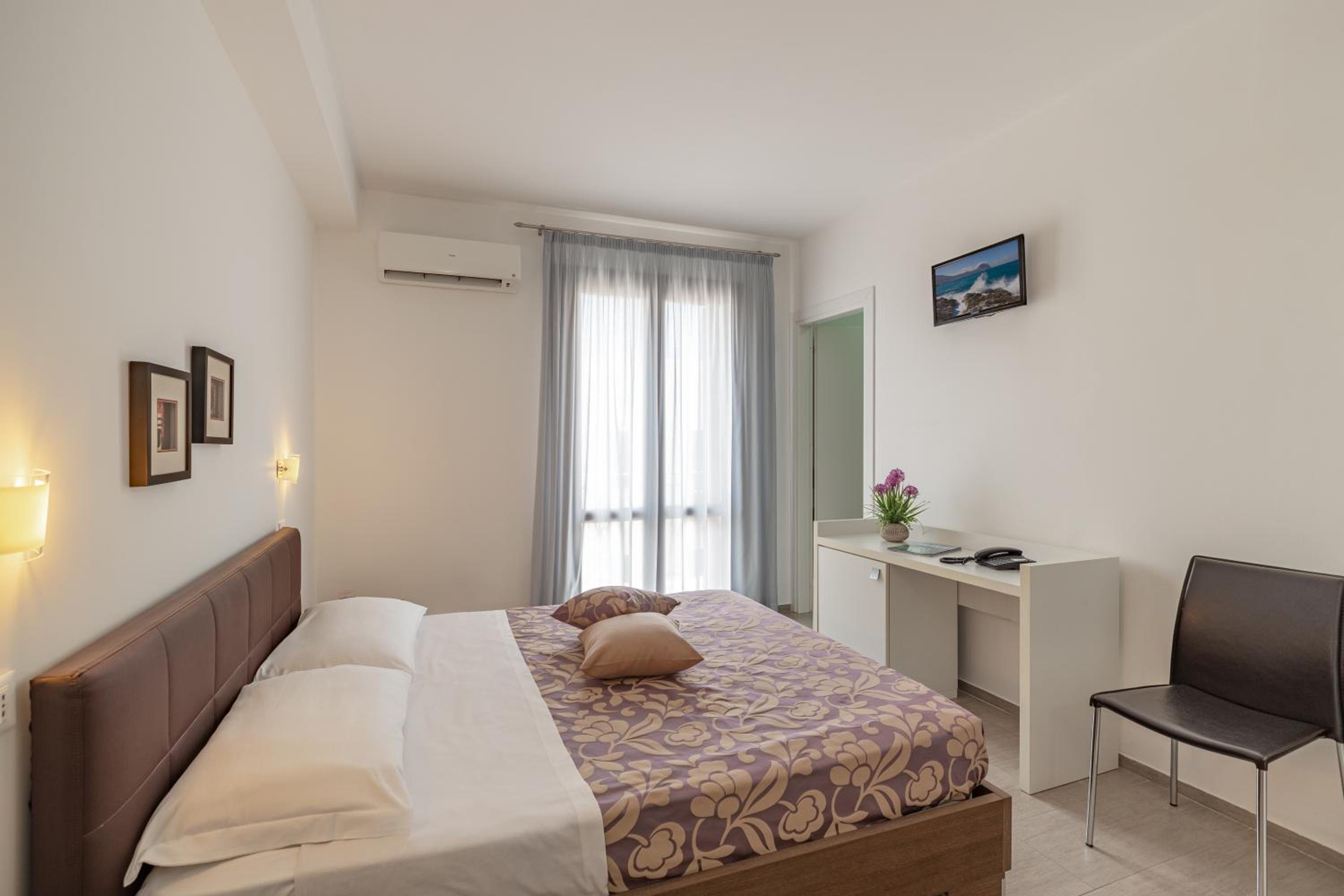 Deluxe Double Room - Photo 11