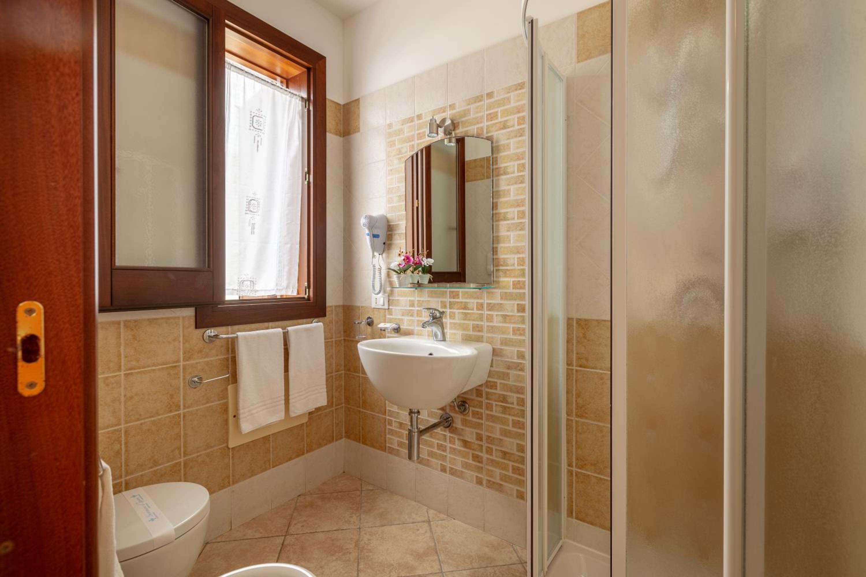Deluxe Double Room - Photo 12