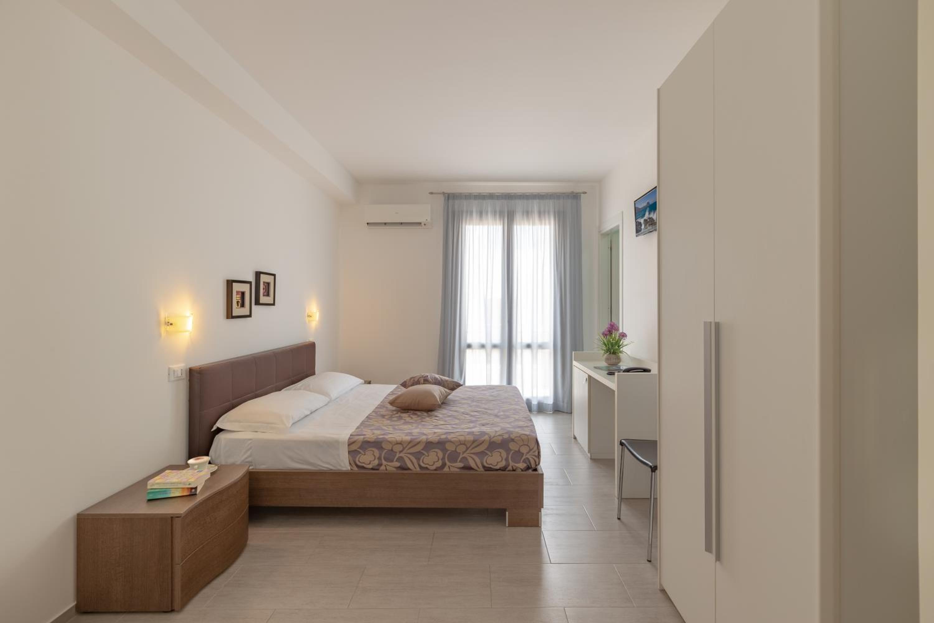 Deluxe Double Room - Photo 13