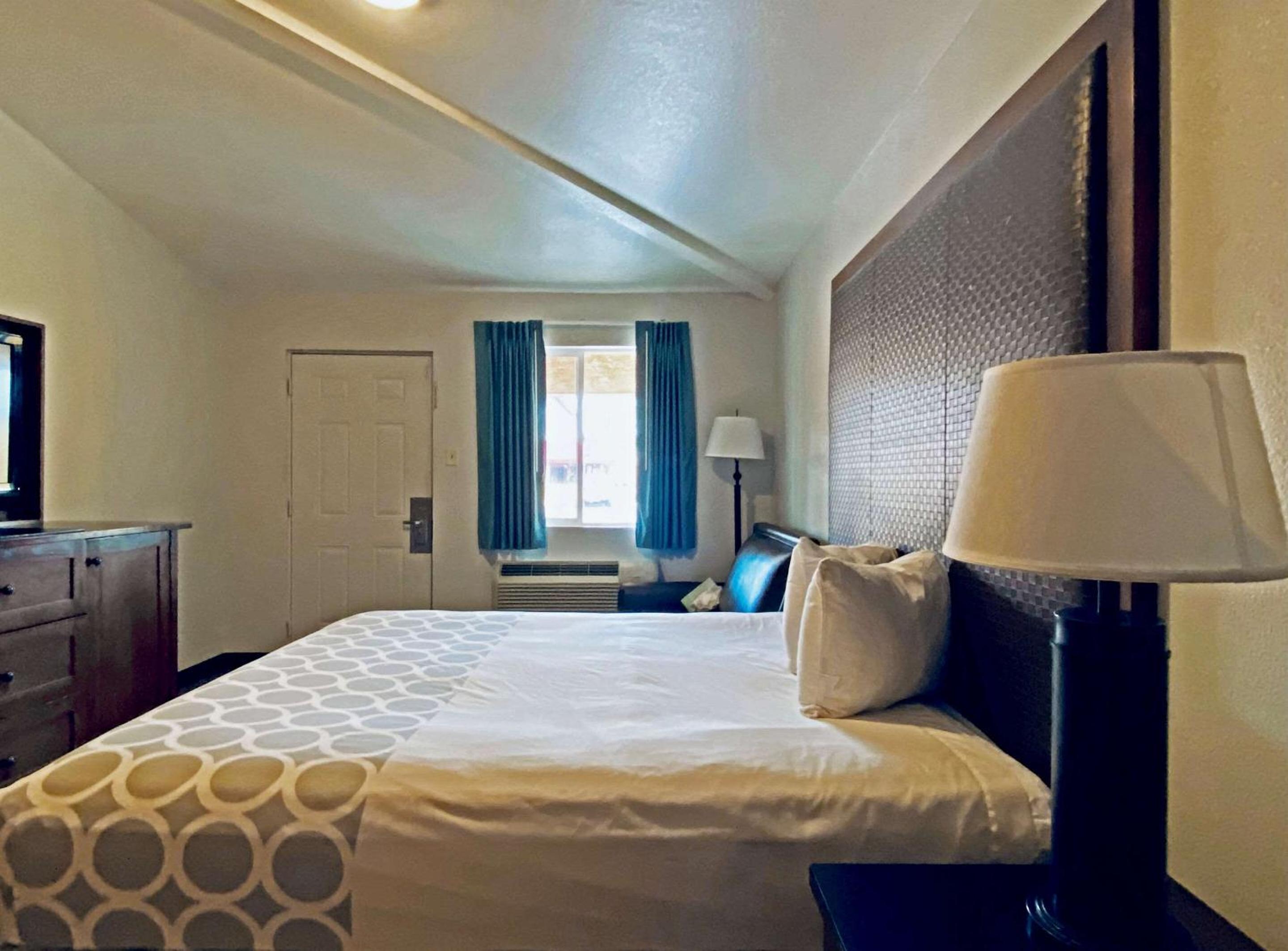 King Room - Non-Smoking photo 1