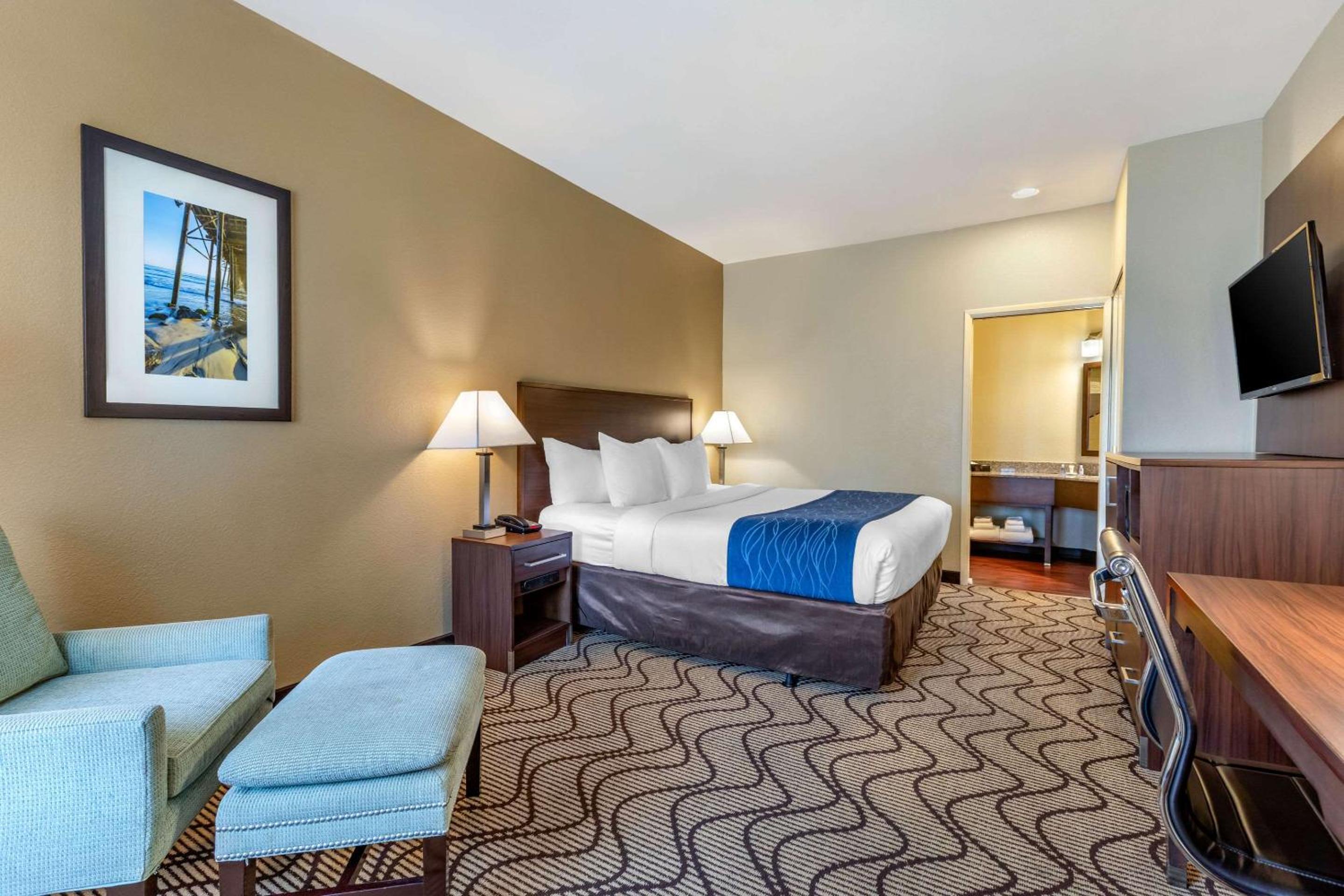 Standard Room, 1 King Bed with Pool View, Non Smoking - Photo 4
