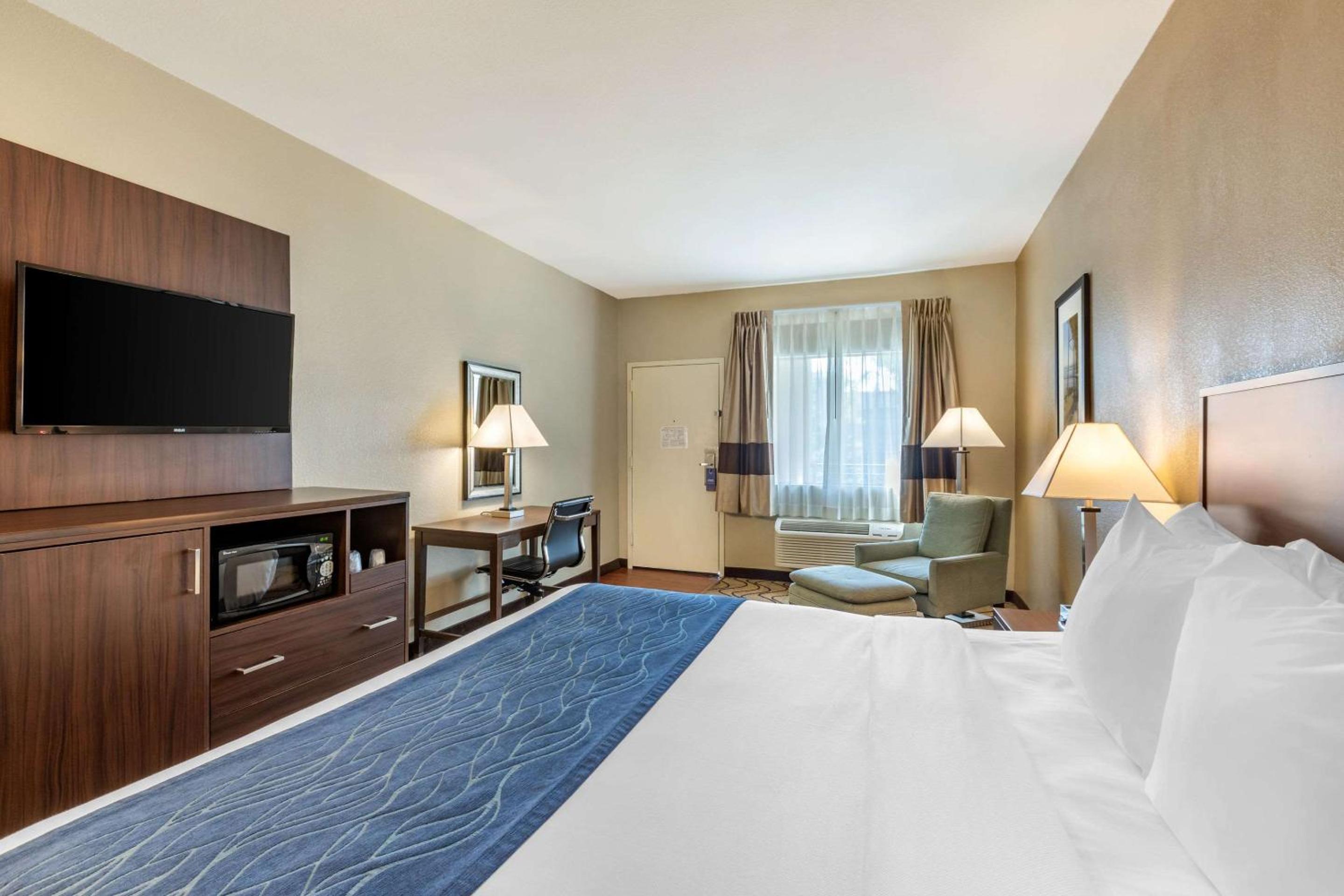Standard Room, 1 King Bed with Pool View, Non Smoking - Photo 5