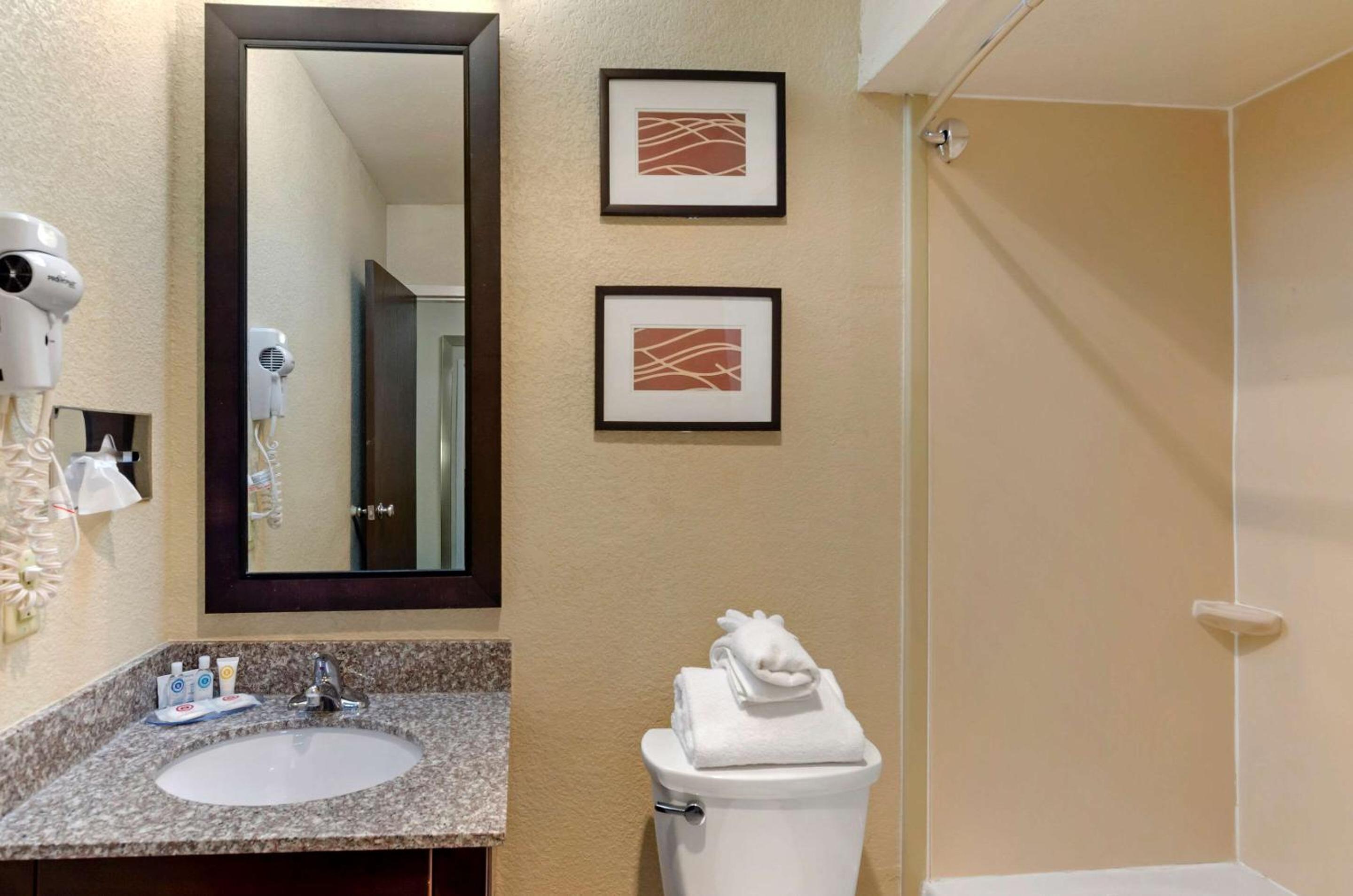 Standard Double Room with Two Double Beds - Ground Floor/Non-Smoking photo 2