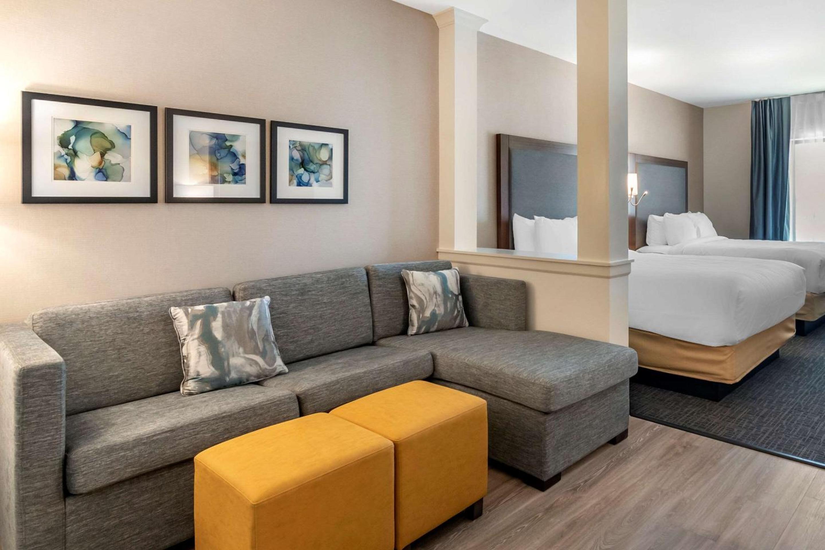 Queen Suite with Two Queen Beds - Non-Smoking - Photo 1