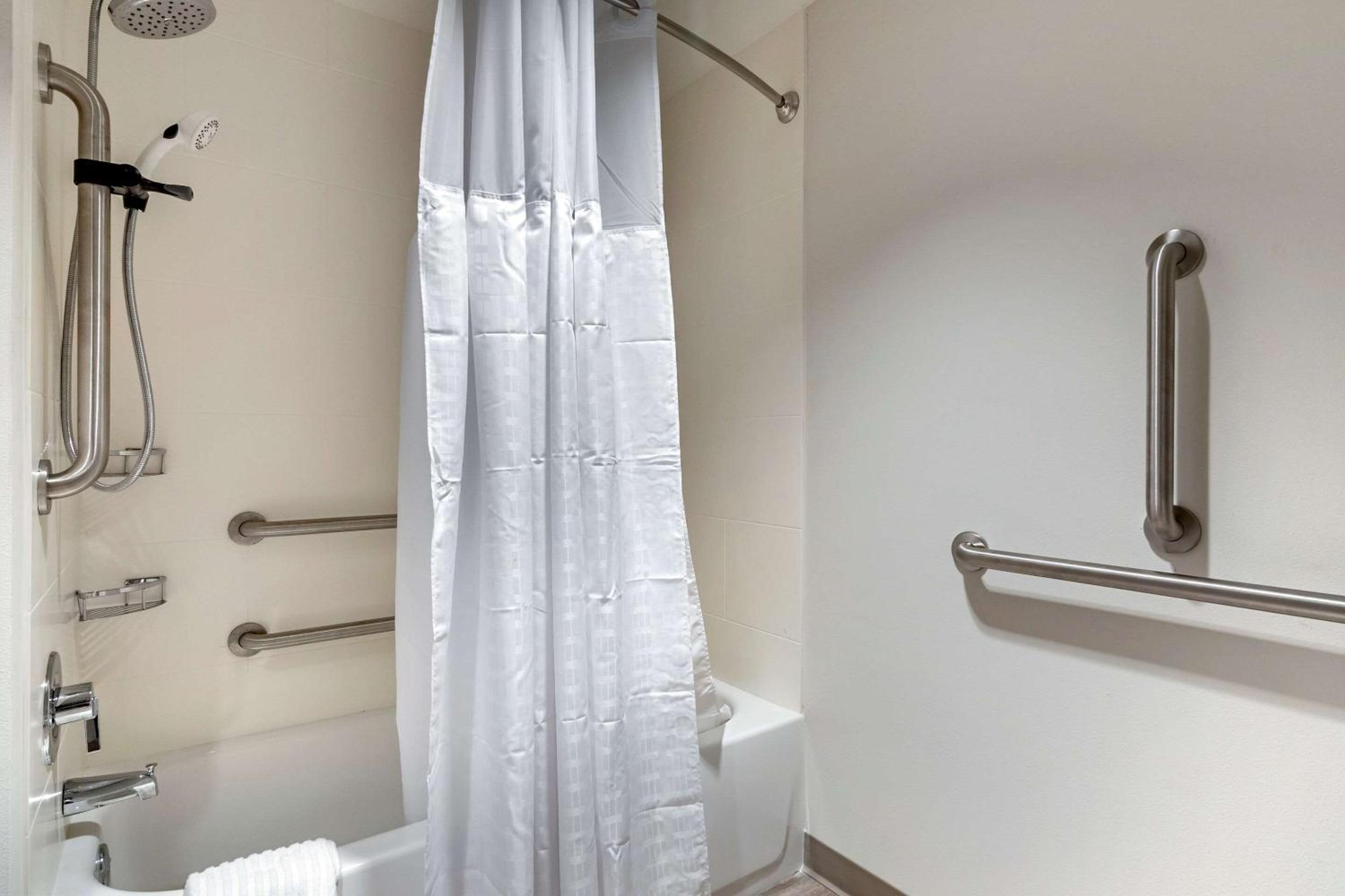 King Suite with Accessible Tub Accessible/Non Smoking Accessible - Photo 3