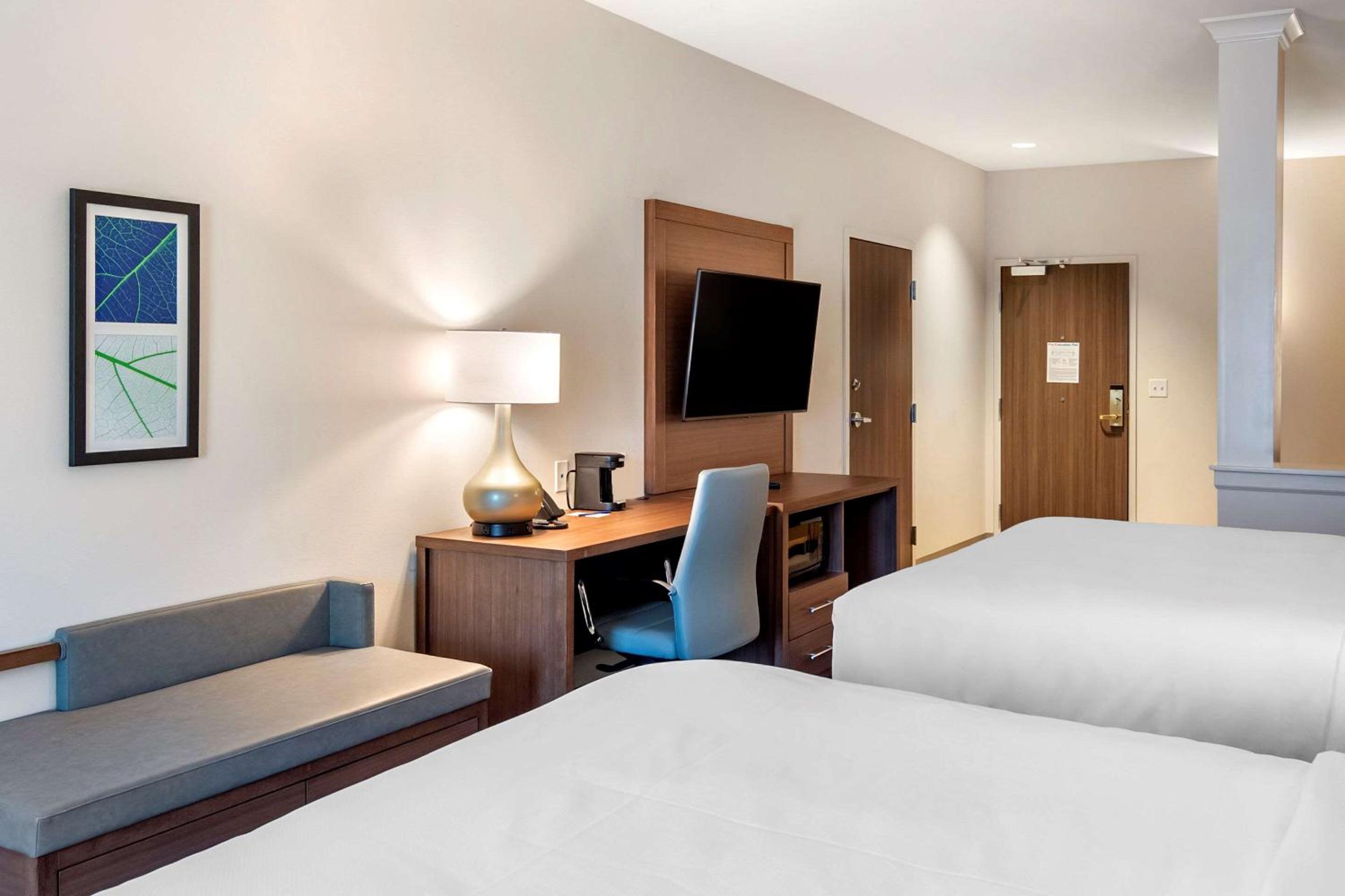 Queen Suite with Two Queen Beds - Accessible/Non-Smoking - Photo 5