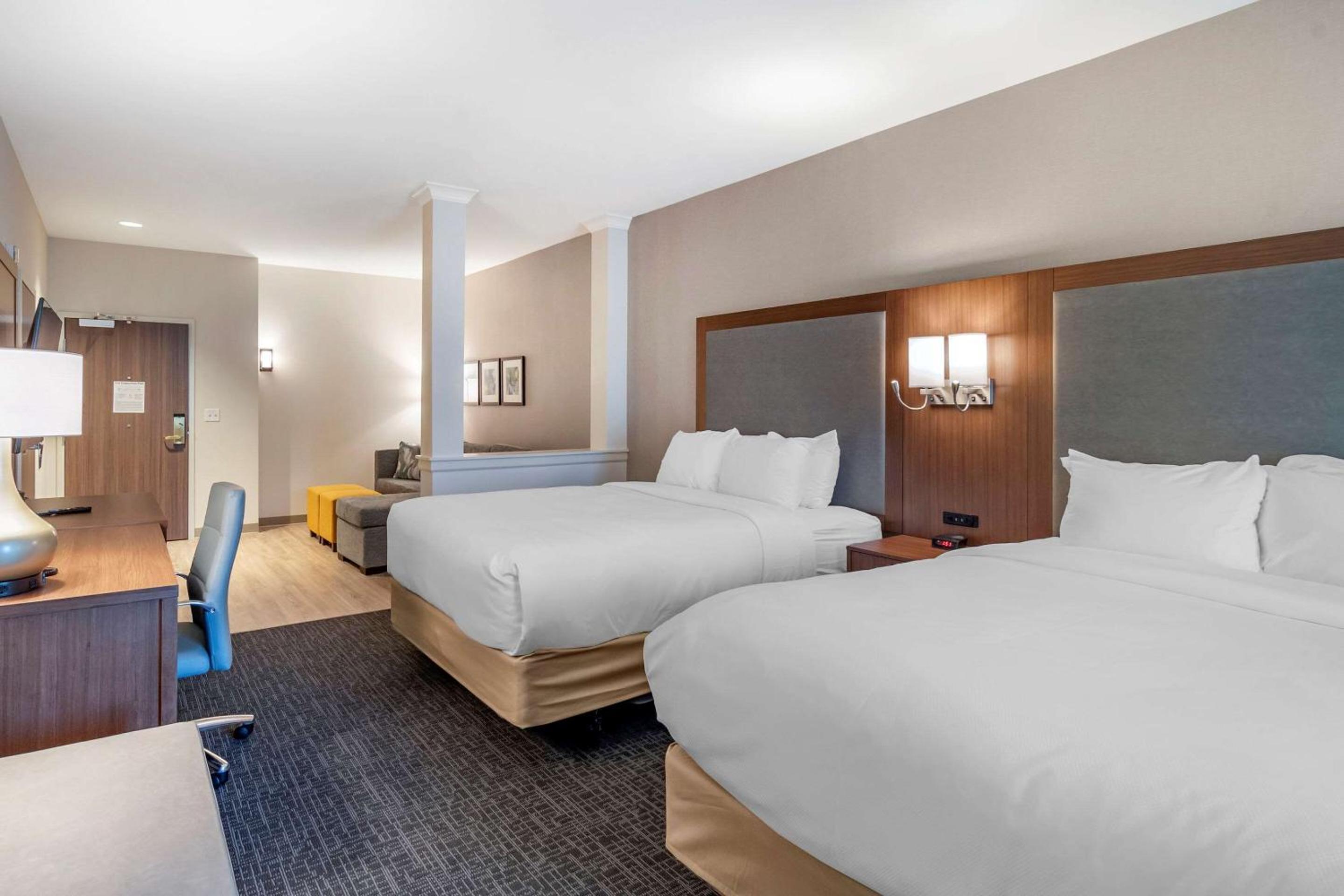 Queen Suite with Two Queen Beds - Accessible/Non-Smoking - Photo 3