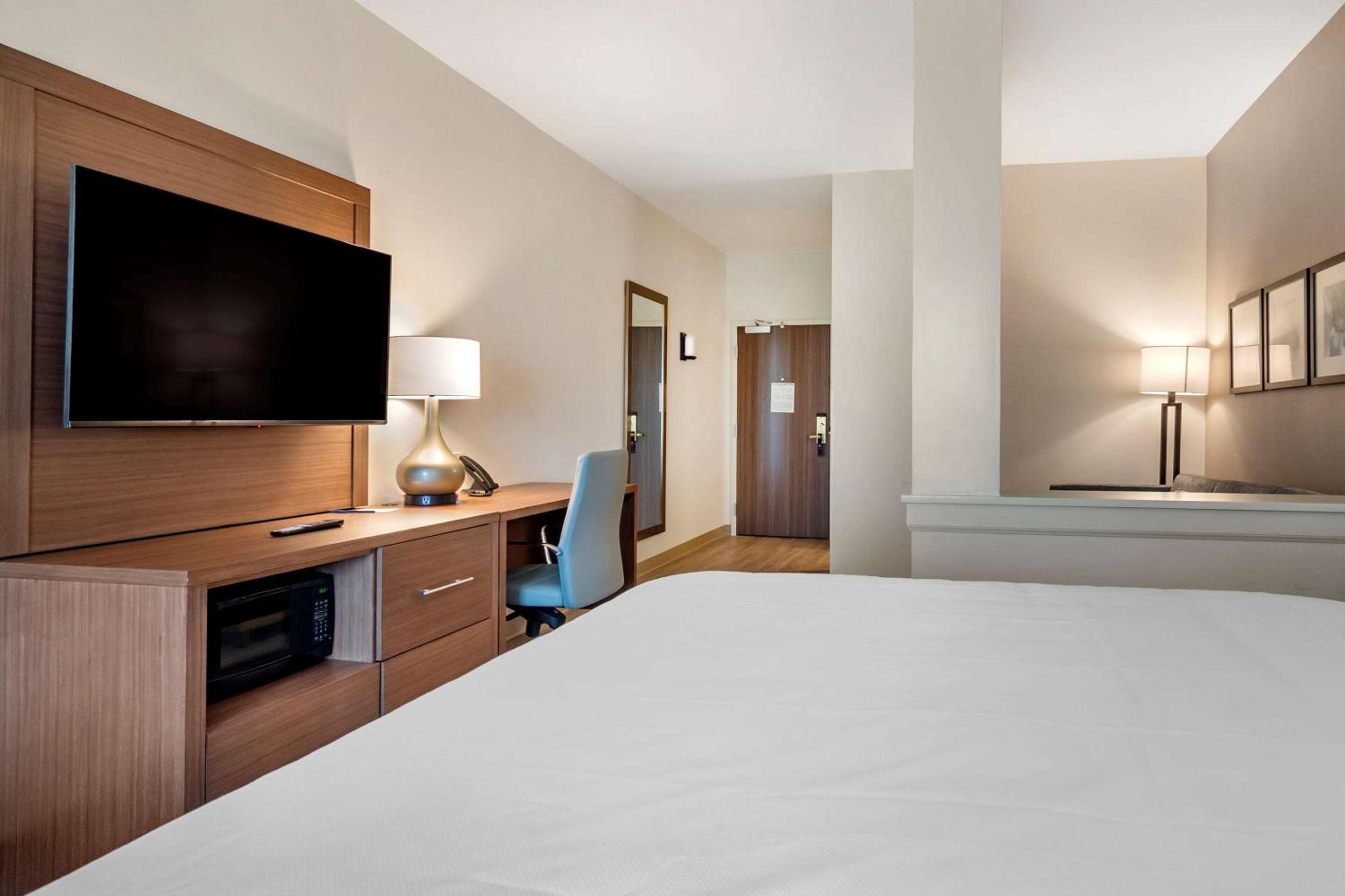 Queen Suite with Two Queen Beds - Non-Smoking - Photo 4