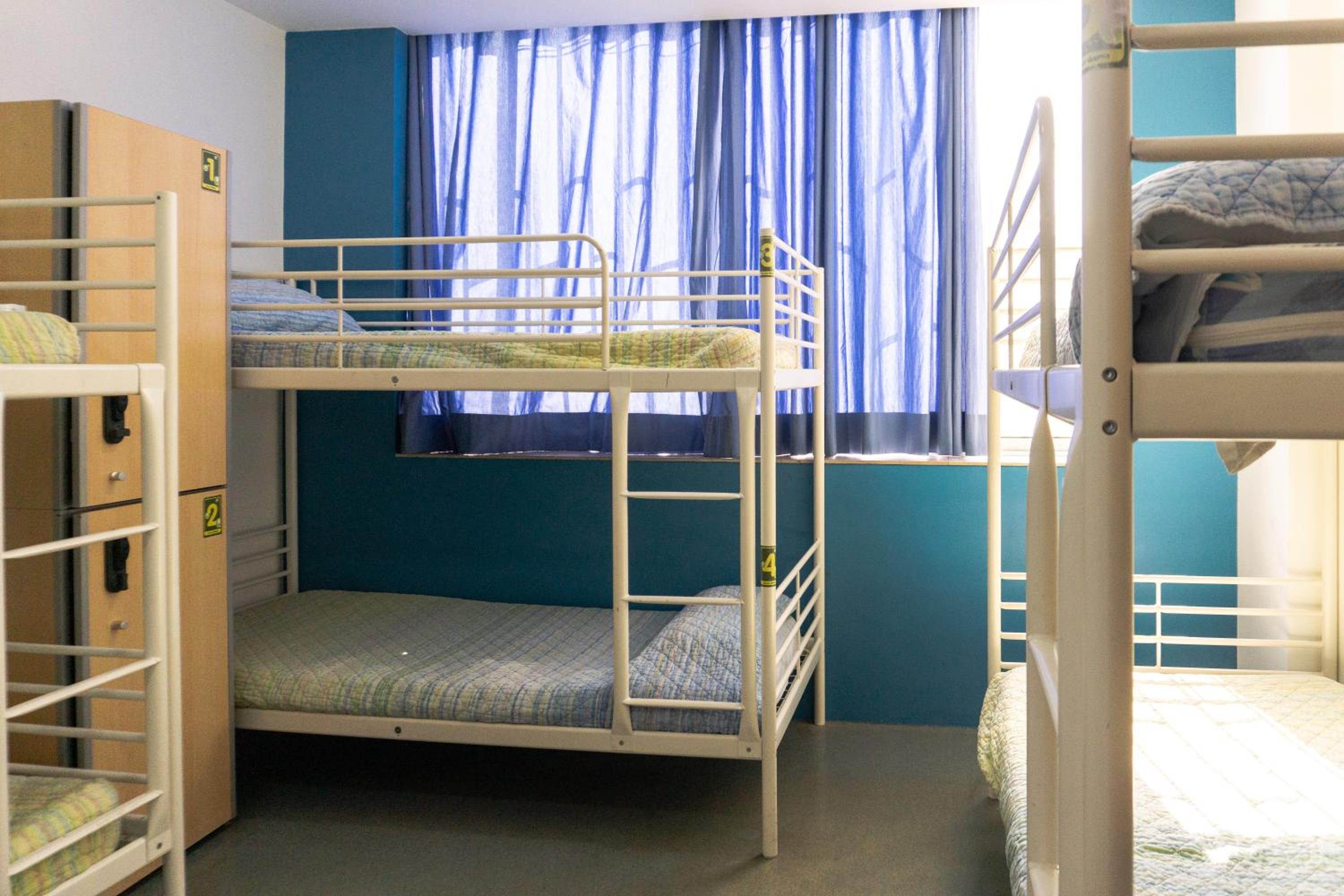 Una cama en un dormitorio compartido de 6 camas
