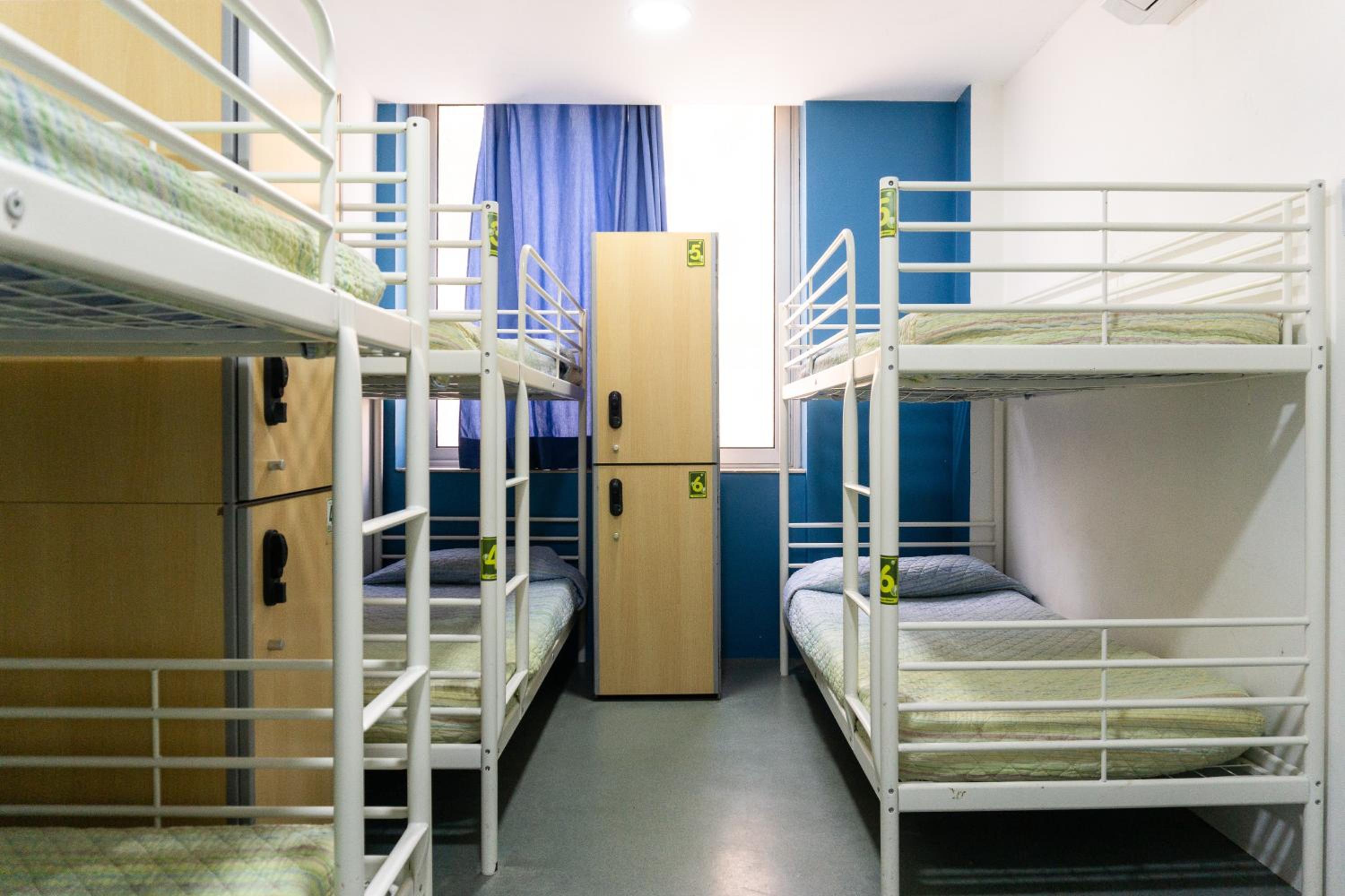 Una cama en una habitación compartida de 12 camas.