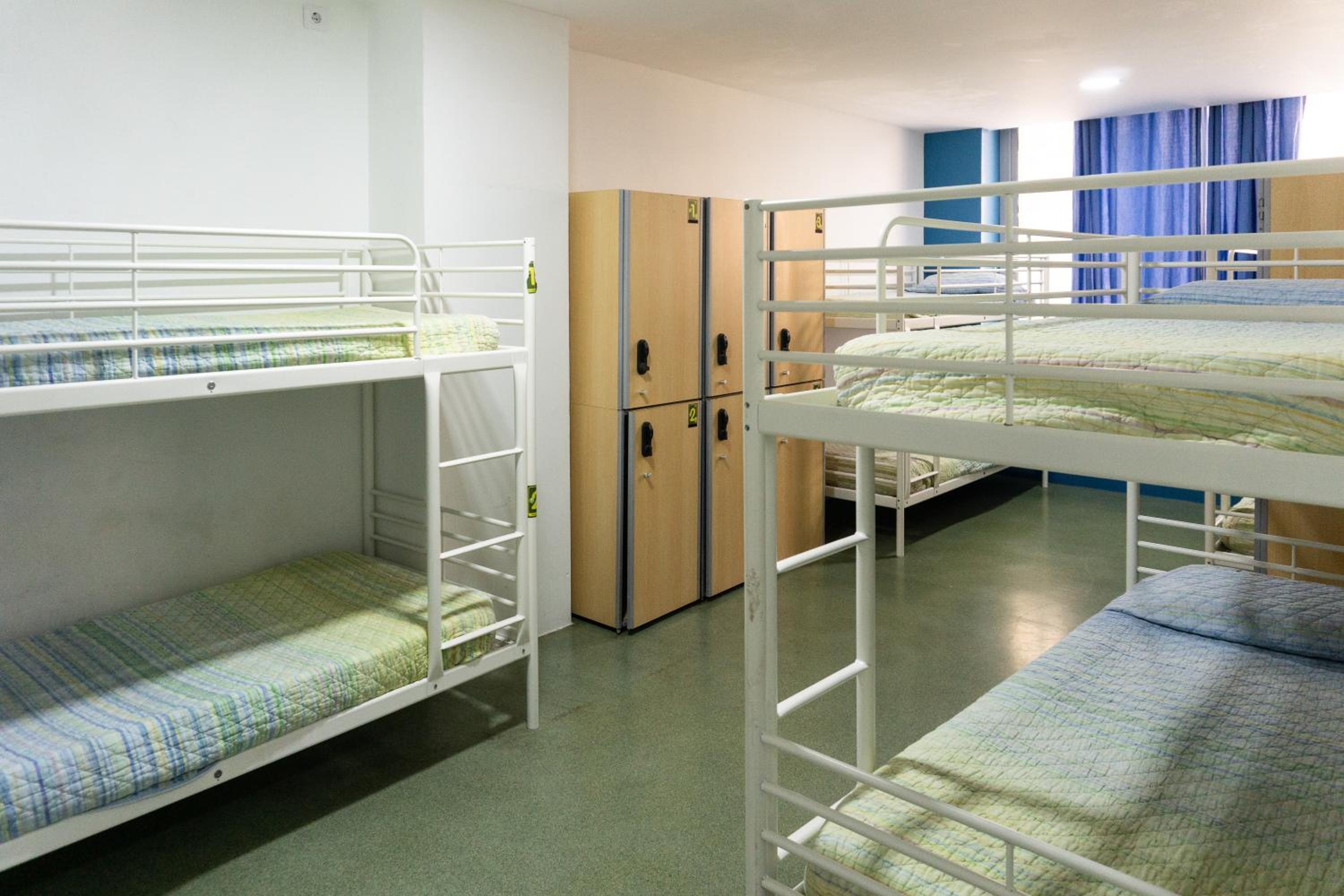 Una cama en una habitación compartida de 8 camas.