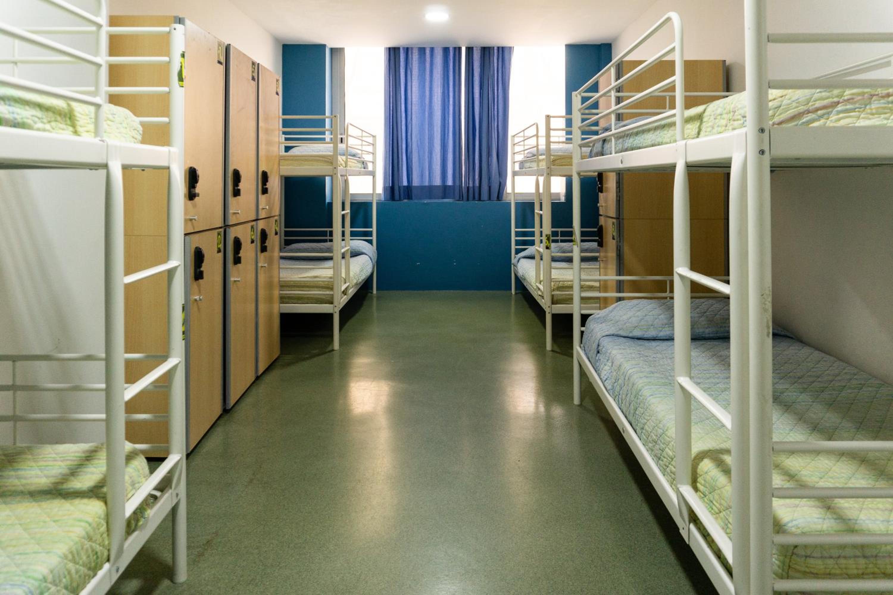 Cama en dormitorio compartido de 8 camas con baño privado.
