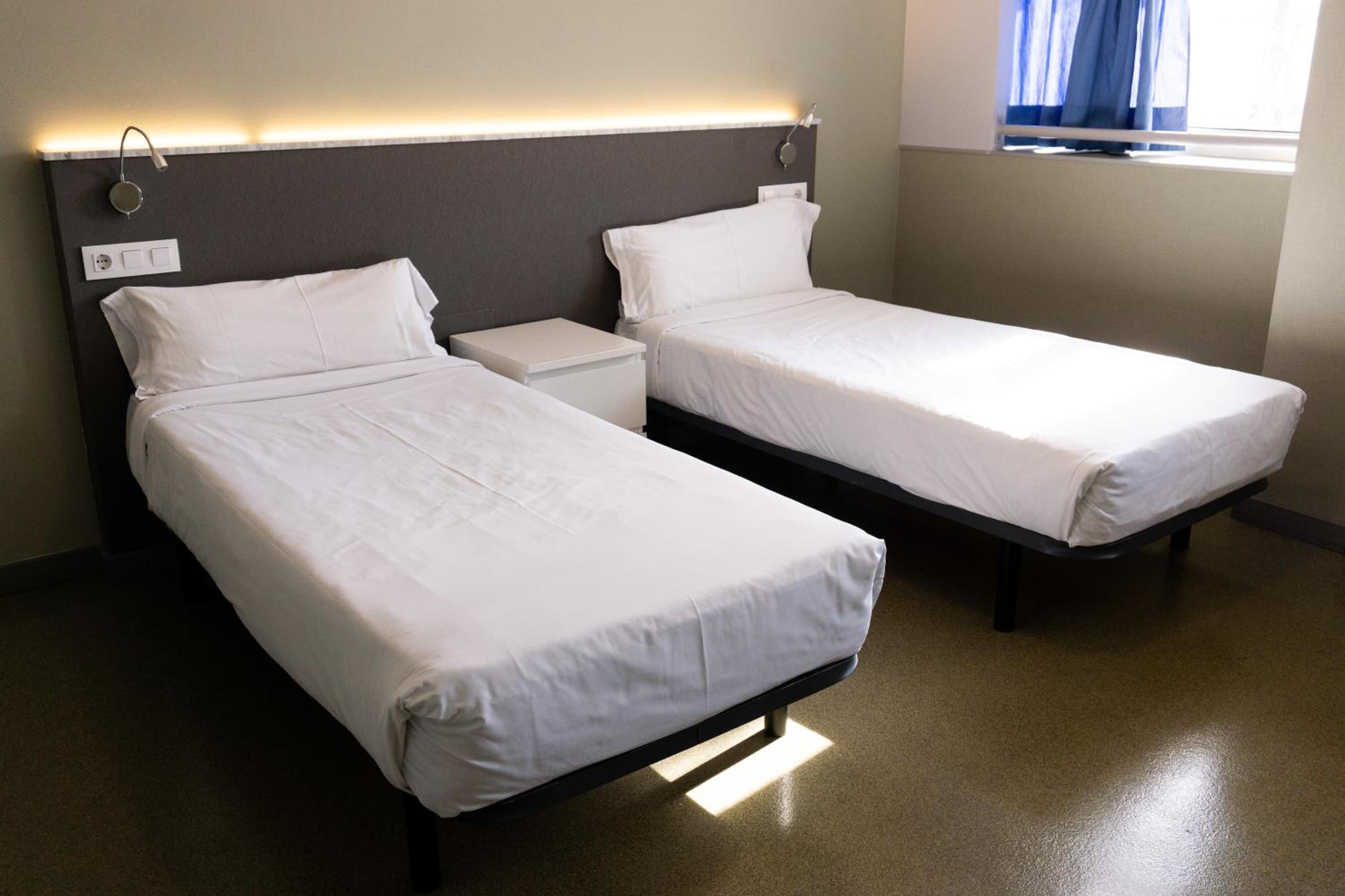 Twin Room with Private Bathroom photo 3