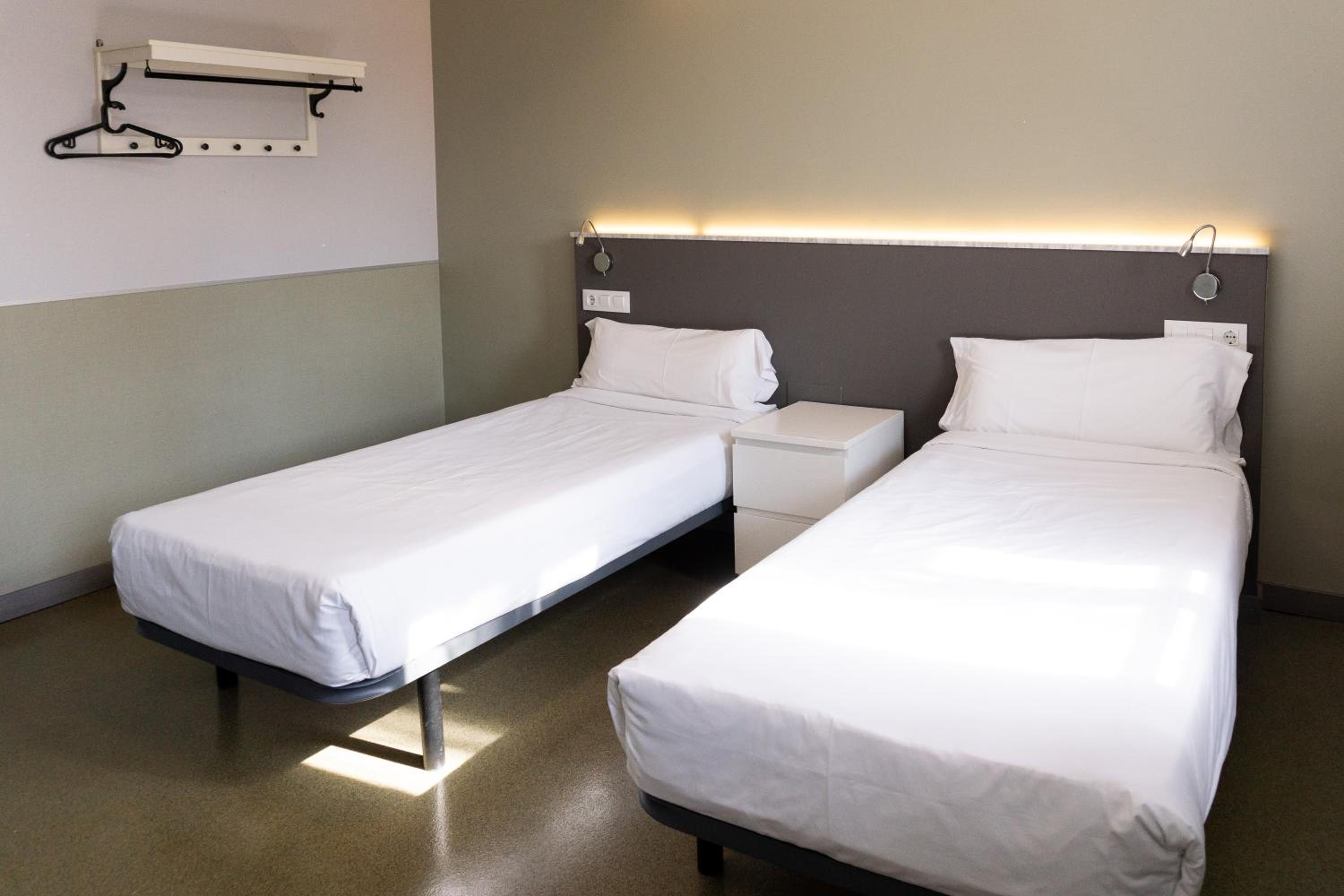 Twin Room with Private Bathroom photo 2