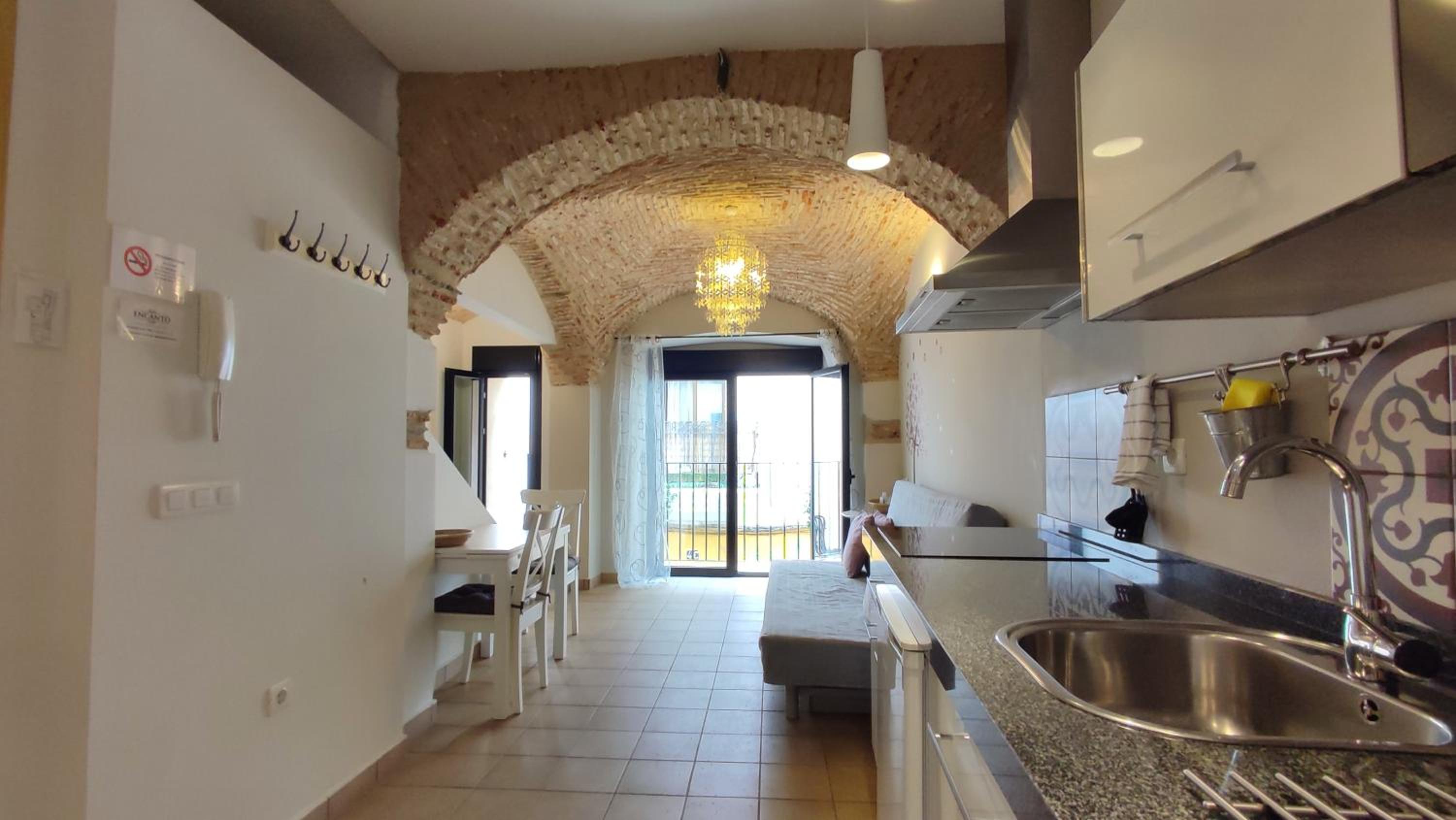 Studio Apartment with Balcony - Photo 20